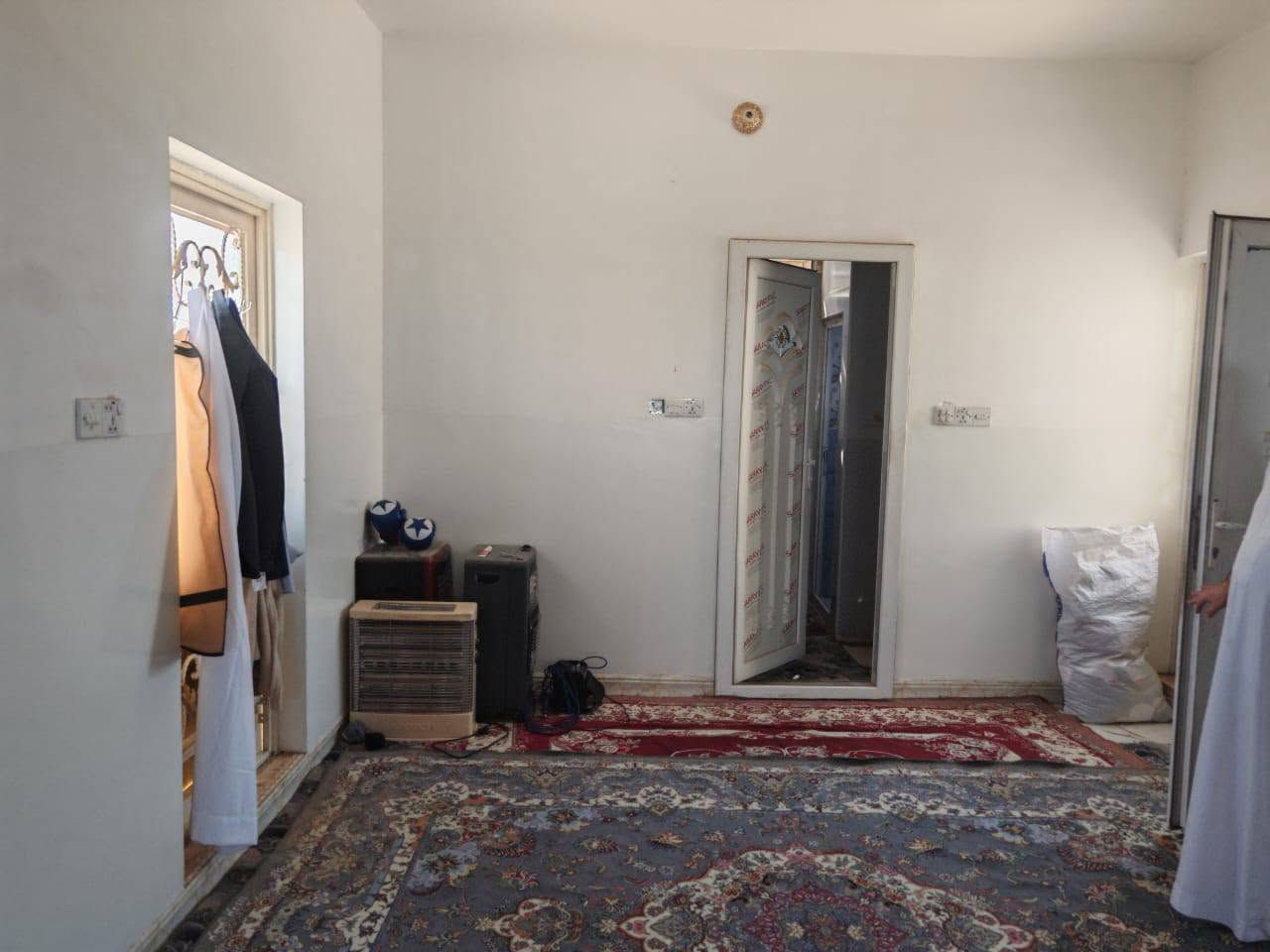 بيت للبيع مساحة ٨٠٠ متر مساحه البناء ٢٥٠ طابقين يحتوي على عدة نخيل ومرافق صحية متعددة يلصح ان يكون حسينيه للزوار المكان كوفه حي ميسان التواصل ***********
