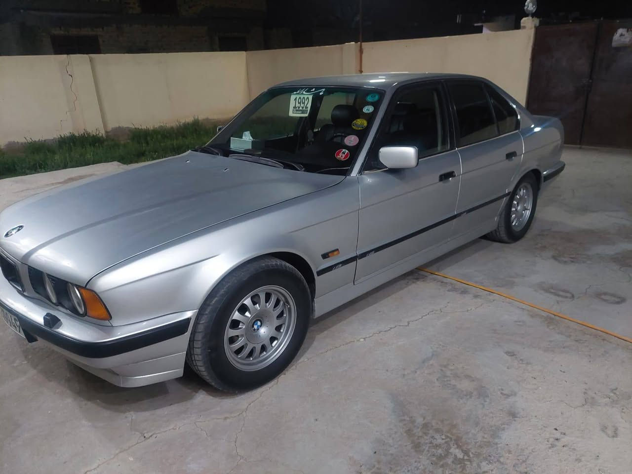 السلام عليكم مكلف بلنشر اخوان عندي سياره نوع BMW موديل 1992 رقم اربيل دولي بسمي سياره خير من الله ما ناقصها شي كير او مكينة كفاله عامه فتحه بالسقف كشنات جلد اسود ملكي تخم تاير باتري جديد سياره بسمي سعرها 75$ بيها مجال حق الجيه تلفون *********** مكاني طريق النجف الحيدريه خان نص او بغداد شارع المطار دوامي هناك
