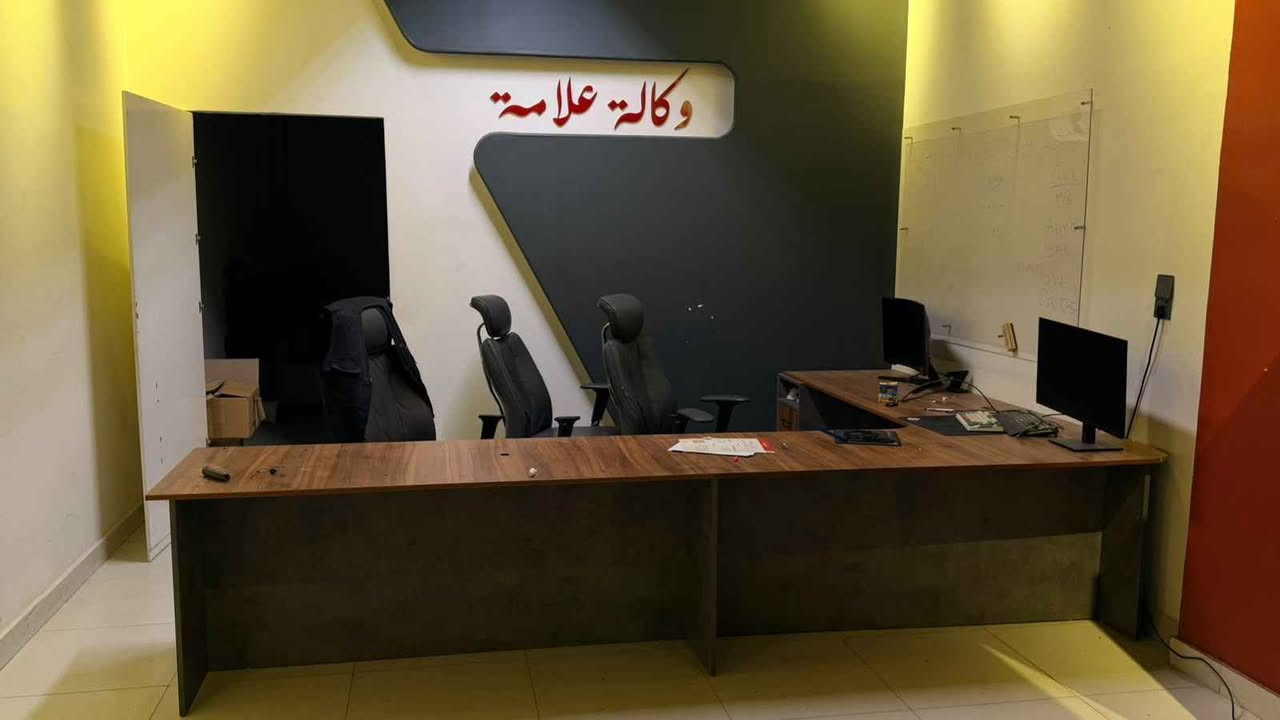 ديكور محل • كرسي مكتبي • ميز خشب