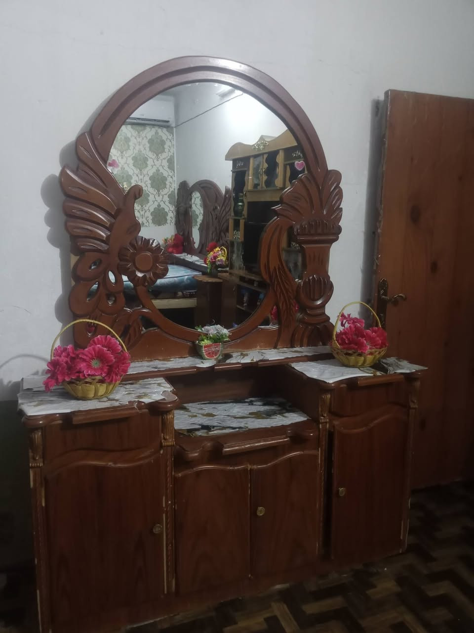 غرفة نوم مستعملة للبيع نظيفة وبسعر مناسب 300 وبيها مجال للتواصل الاتصال على هذا الرقم ***********
