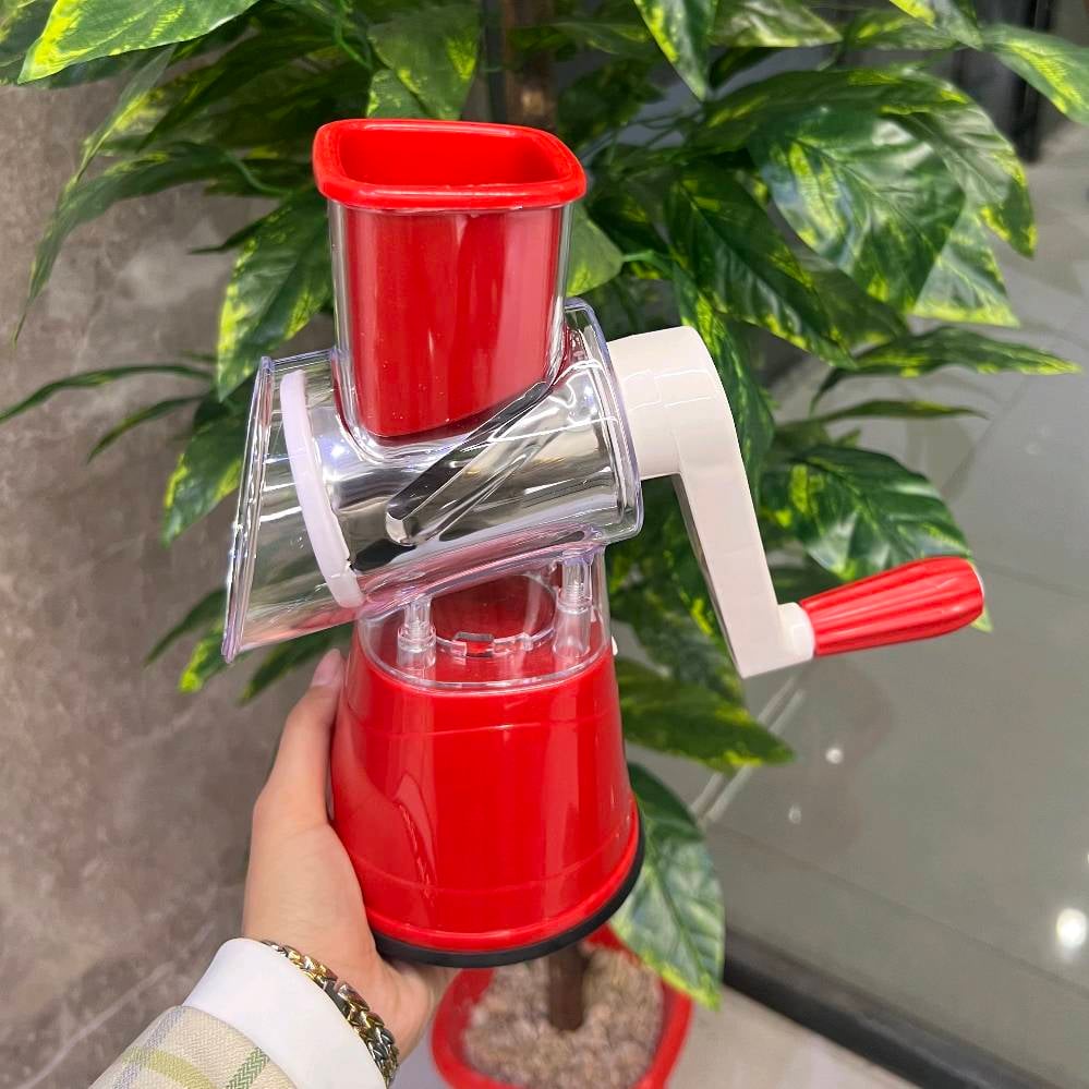 مبشرة خضار وجبن يدوية دوّارة بقاعدة شفط – Tabletop Drum Grater

• مبشرة دوّارة تعمل باليد مصممة لتبشير وتقطيع مجموعة متنوعة من الأطعمة مثل الجبن والخضار والمكسرات بسهولة على سطح الطاولة.

• تعمل بآلية تدوير يدوية سهلة الاستخدام تساعد على برش أو تقطيع المكونات بسرعة.

• تحتوي على 3 أسطوانات من الستانلس ستيل قابلة للتبديل: برش ناعم، برش خشن، وتقطيع شرائح.

• قاعدة شفط قوية تثبّت الجهاز على الأسطح النظيفة والملساء غير المسامية أثناء الاستخدام.

• فتحة إدخال واسعة مع دافع للطعام للمساعدة على إدخال المكونات مع إبقاء اليد بعيدًا عن الشفرات.

• تصميم قابل للفك والتنظيف حيث يمكن فصل الأجزاء بسهولة بعد الاستخدام.

• مخرج مائل للطعام يساعد على تقليل انسداد المكونات أثناء التشغيل.

• نوع المنتج: مبشرة طاولة دوّارة يدوية
• رقم الموديل الظاهر: Z-2967
• آلية التشغيل: تدوير يدوي (Handle crank)
• الشفرات: 3 أسطوانات من الستانلس ستيل

• أنواع الشفرات:
 • بشر ناعم (Fine)
 • بشر خشن (Coarse)
 • تقطيع شرائح (Slicing)

• قاعدة التثبيت: قاعدة شفط (Suction Base)
• الاستخدام: برش وتقطيع الجبن، الخضار، البسكويت، والمكسرات

محتويات العلبة:
• قاعدة الجهاز مع نظام الشفط
• مقبض التدوير (Handle)
• وحدة إدخال الطعام (Feeding Jar / Hopper)
• دافع الطعام (Food Pusher)
• أسطوانة تقطيع شرائح (Slicing Drum)
• أسطوانة برش ناعم (Fine Shredder)
• أسطوانة برش خشن (Coarse Shredder)
• ورقة تعليمات الاستخدام والتجميع