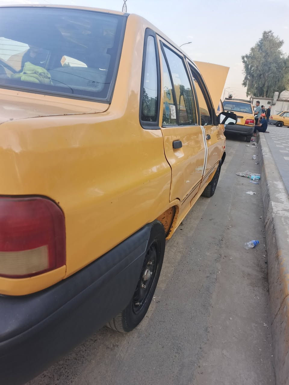 اخوان سياره مكفوله
عده ضربه  شبرين  فقط
 وراجعه امعجنه
 نقوصاتها شي خفيف يدت باب شريط مال بيبان
 مكينه وكير خير من الله
 لا بخار لا دخان 
يرادلها ترتيبات بسيطه 
رقم وسنويه دولي بأسم الوالد مكاني بغداد 
الشراي بي خير ويدلل سعر السياره 27 وبيها مجال 
رقمي ***********
