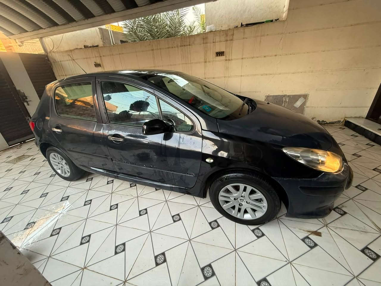 السلام عليكم 
بيجو 307
مديل 2006
رقم بغداد دولي 
بأسمي 
كير ومحرك مكفولات 
تبريد وتدفئة 
تحكم بالمري 
ويل كب 
تخم تاير جديد 
باتري جديد لدات امامي جدد
عالي ناصي 
داينمو جديد 
السيارة بيها جراد
سعرها 50 وبيها مجال 
مكانه بابل الحله نادر الثانية 
***********
