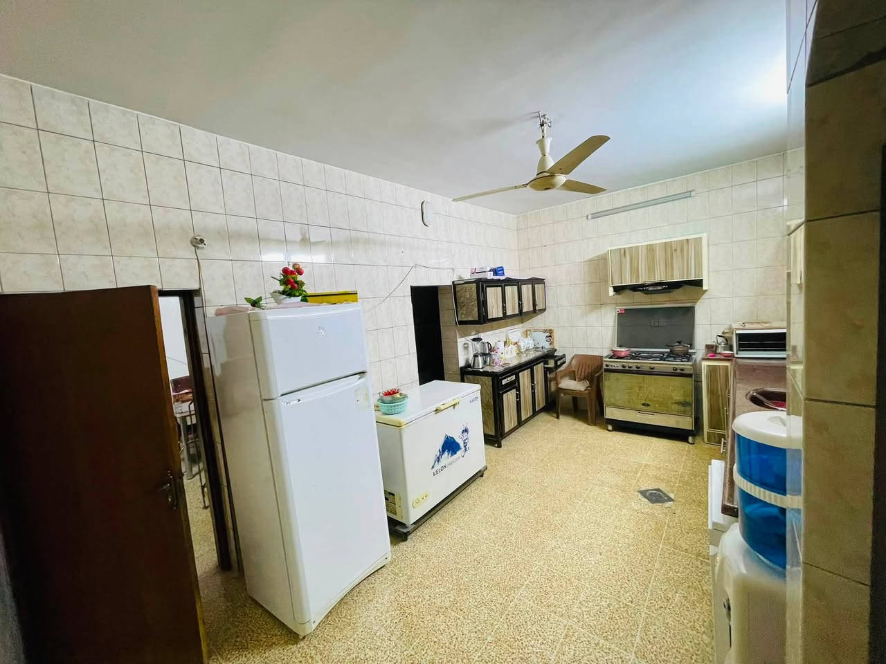بيت للبيع 
المساحة 200 م حي القادسيه الثانيه 
يتكون البيت من طابق ونصف 
الطابق الارضي يتكون من استقبال وهول وغرفتين وصحيات 
الطابق الثاني يتكون من غرفه واحده وبيتونه  
للاستفسار ‭***********‬
