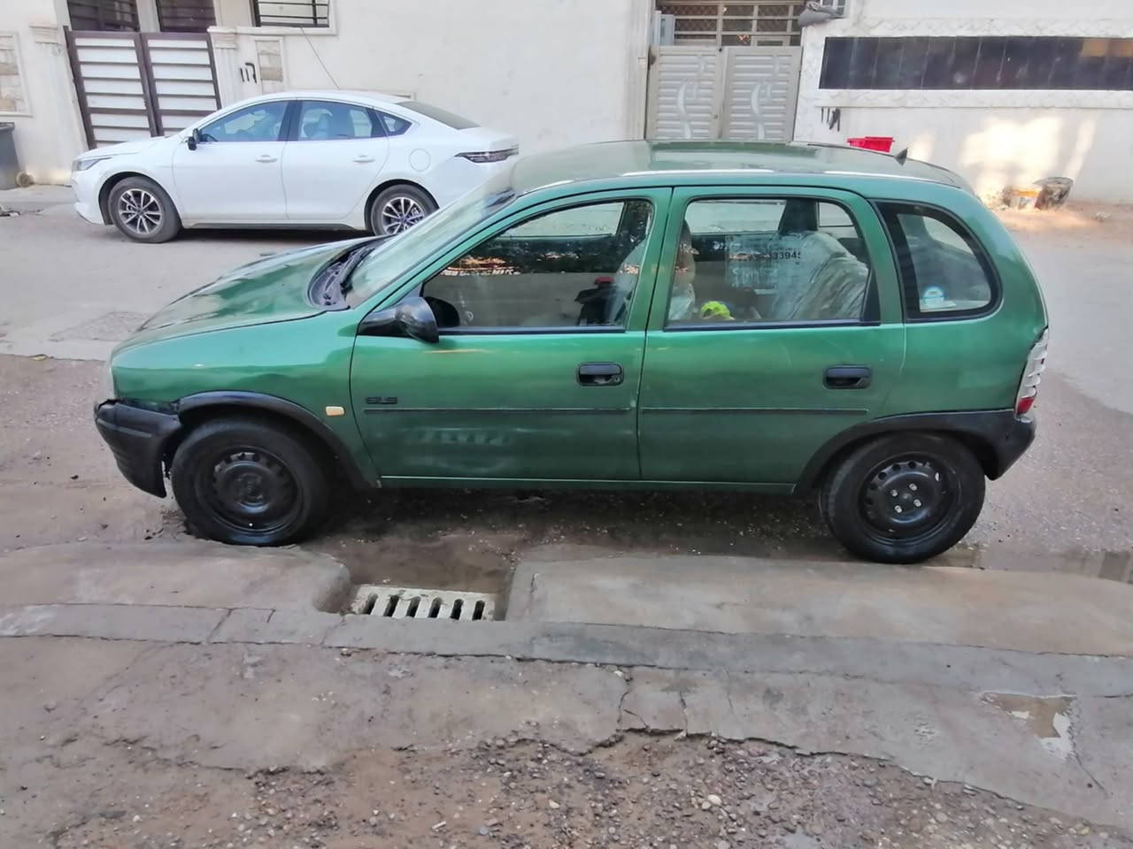 السلام عليكم للاتصال ***********
سياره opel صالون اخضر زيتوني 
اوتو ماتيك موديل 1996 سعر 22 مكانها الدورة
