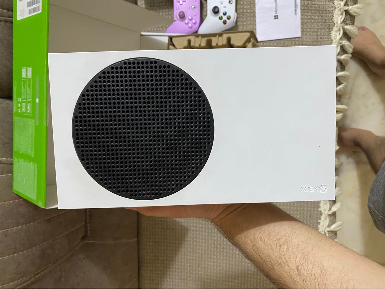 السلام عليكم اخواني عندي Xbox series S اخو الجديد نظافة 100% مثل موضح بالصور جهاز لوك حتى كتيبات الشركة ويا والكارتونة بحالة ممتازة الملاحقات الي تجي ويا:
1-جوستكين الاصلي الي ويا الجهاز ونظافتة مثل مموضح بالصور وجوستك گييم سير 
2- جميع ملحقاتة الاصلية كيبل ال HD والباور مالتة الي تجي ويا الجهاز 
3- الكارتونة وجميع الملصقات والكتيبات مال الشركة 
4- يجي ويا حسابين بيهم 9 العاب اصلية مشتريهم من داخل الجهاز من ضمنهم gta 5, ريديد 2,gta 4 مع كامل الاضافات,باتل فيلد 4, كول اوف ديوتي  وبعد هواي هواي العاب وايضاً يجي ويا گيم باس 6 شهور. للتواصل خاص او على الرقم *********** بغداد, العراق
