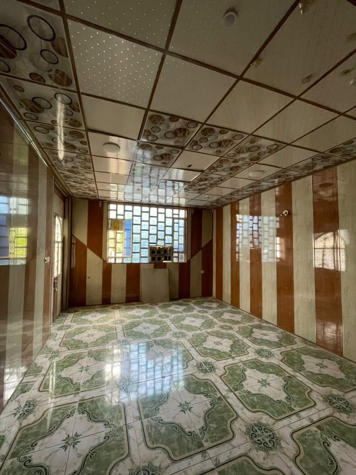 بيت للبيع
العنوان المقداديه المطار خلف معارض السيارات 

المساحه 250 متر 
طابقين يحتوي على غرف عدد ٢ 
استقبال ومطبخ وصاله 
الطابق الثاني غرفتين وصاله 
بناء طابوق 
شارع تبليط ومجاري حديث
للاستفسار : ***********

