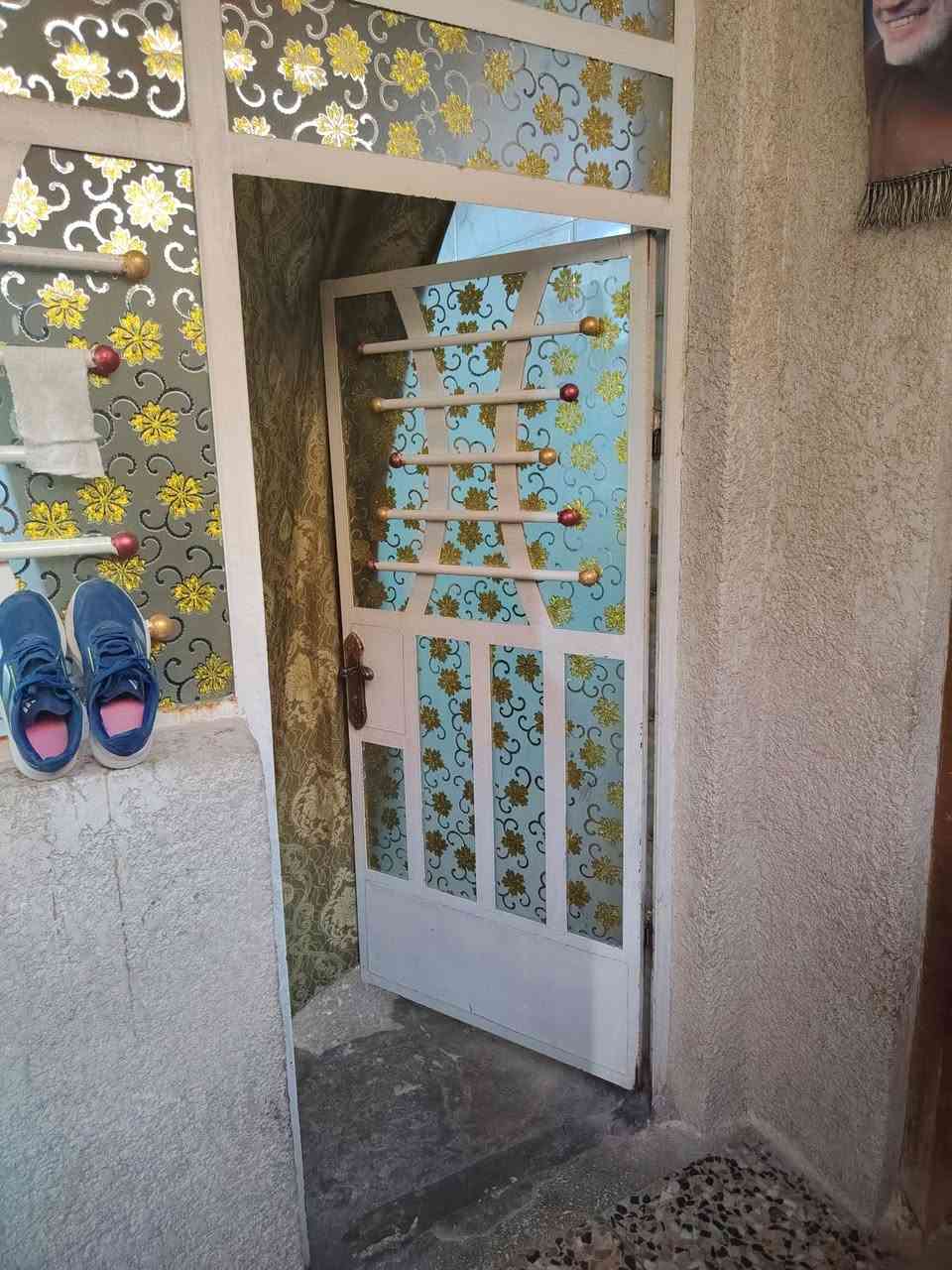 سلام عليكم بيت للبيع بقطاع (2) مقابل سوك الاولى البيت فرع قريب ع الشارع مساحه البيت(110م ) الواجهه(10م ) وانزال(11م ) البيت يحتوي عله  (ستقبال +غرفة +مطبخ +صاله+حمام داخلي+حمام خارجي+منور +ترك ) هاذه طابق الاول  طابق ثاني(غرفتين نوم) البيت مسلح بناه2017 بيع مستعجل اتصال  على  هاذه الرقم ***********.
