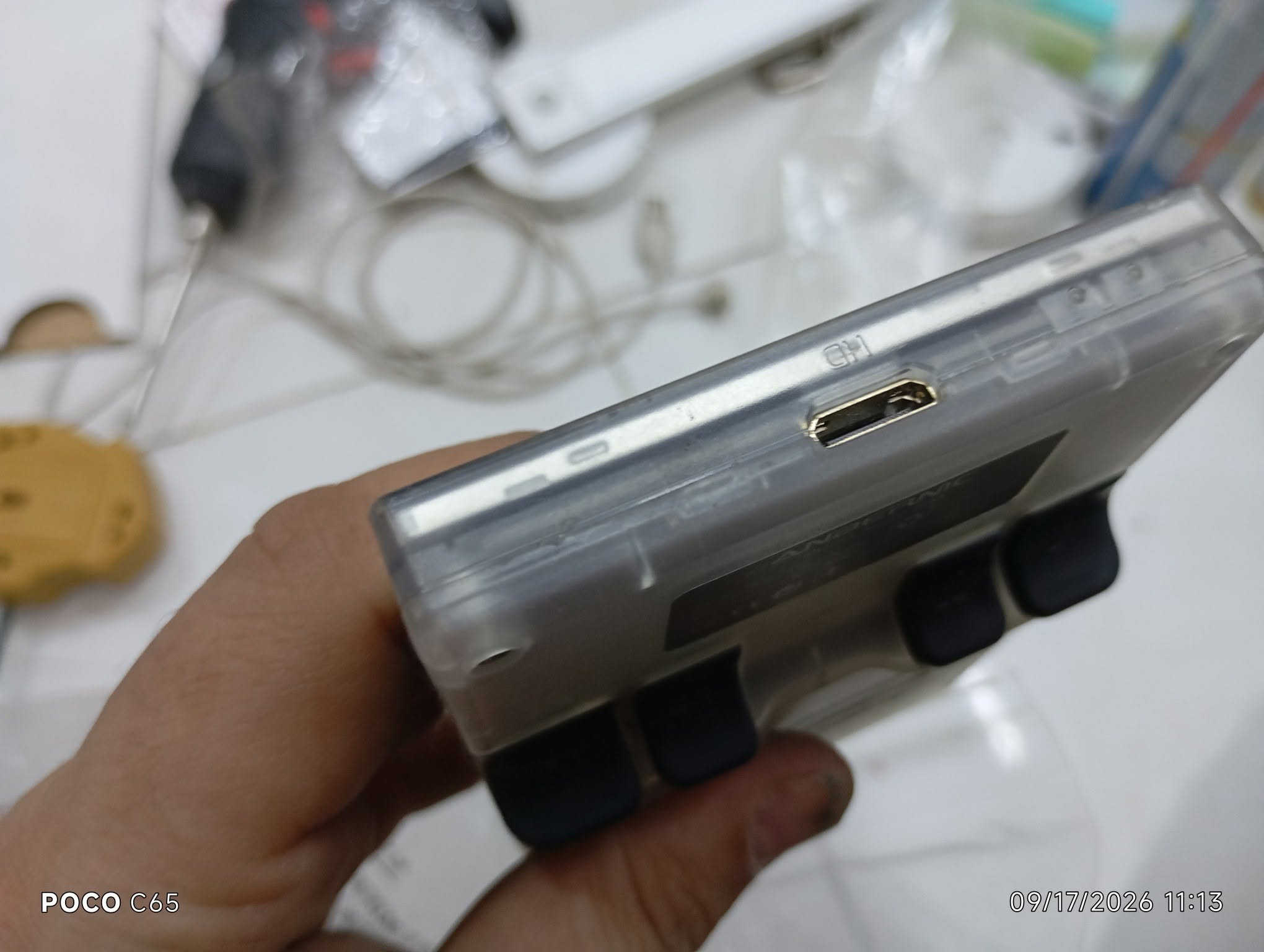 بسعر البلاش
فرصة مميزة! جهاز ألعاب ANBERNIC RG 35XX للبيع 🎮

​الموديل: ANBERNIC RG 35XX (شفاف)

​الحالة: مستعمل، بحالة جيدة جداً، مع بعض علامات الاستخدام البسيطة (كما هو موضح بالصور ).
الجهاز بحاجة الى تبديل بطارية يعني ابيع فحم

​المواصفات: 

​شاشة ملونة واضحة.

​أزرار تحكم كاملة (D-pad، أزرار حركة، أزرار كتف L1/L2/R1/R2).

​بطارية ليثيوم بوليمر (Li-Po) قابلة لإعادة الشحن بسعة 2600mAh (3.8V).

​منافذ متعددة: منفذ شحن Type-C، منفذ سماعات 3.5mm، ومنفذ Mini HDMI للتوصيل بالتلفزيون.

​فتحات لبطاقات الذاكرة (MicroSD).

​السعر: 9,000 دينار عراقي فقط!

​للتواصل والاستفسار: يرجى المراسلة على الواتساب على الرقم: ***********

​لا تفوت فرصة استعادة ذكريات الألعاب الكلاسيكية

نص مكتوب في الصور:
- POCO C65 09/17/2026 11:13