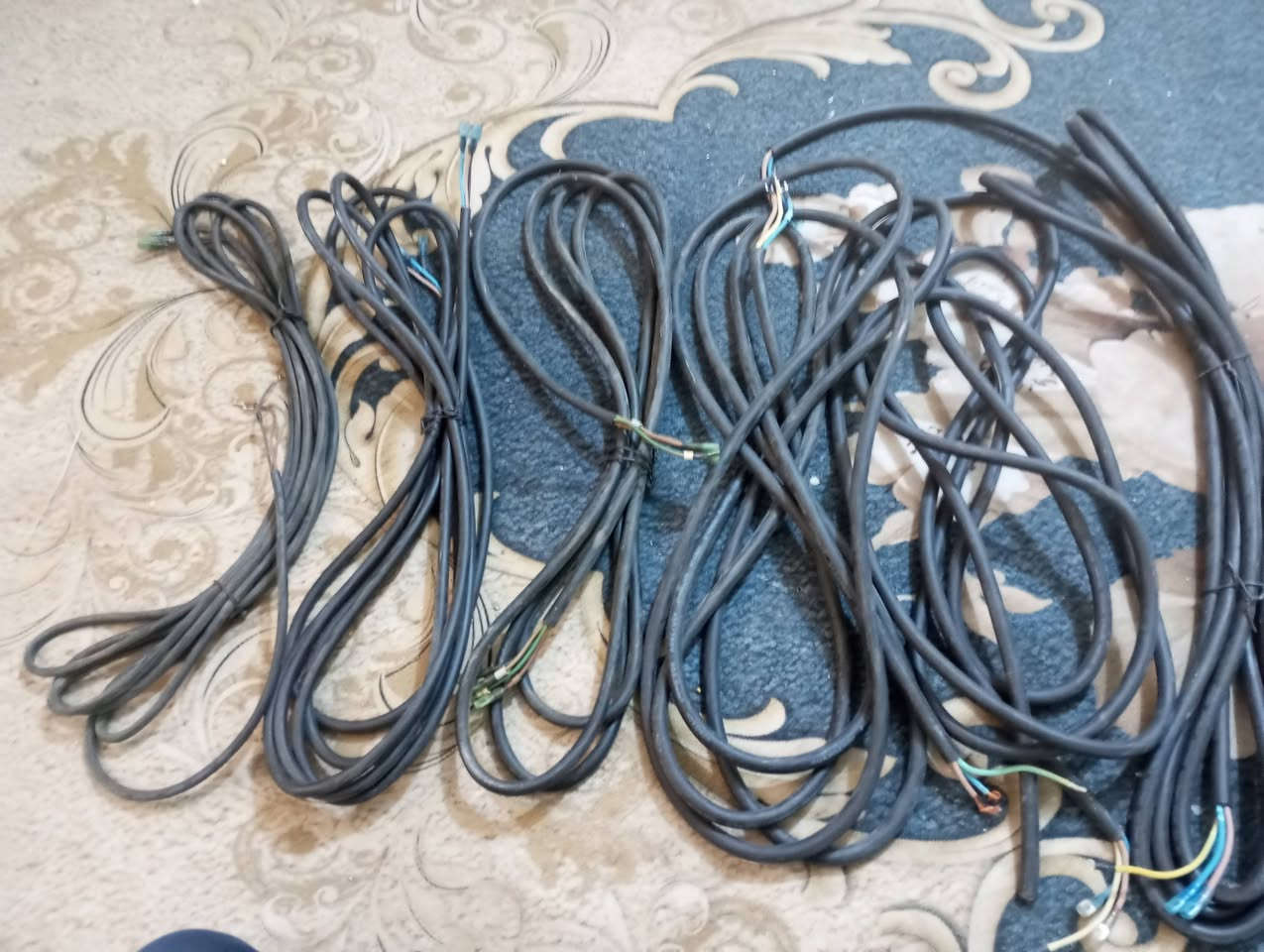 بواري اثنين طن جديدات اصليات مال شركة ميديا
الحجم ( خمس اثمان و تلث اثمان)
الطول 5 متر 
البوري الثاني الطول  ٤ متر 
............ ------------...........---------.........
بواري أمتار جدد  جنوب افريقيا من ارقى انواع البواري
** ابو الربع الطول ٧الى ٩ متر ماقايسة 
** ابو تلث اثمان ٧الى ٩ متر هم ماقايسة
..........----------............---------..........
وأيرات اصليات مال شركات سبالت
الطول بيهن ٦ متر 
وبيهن ٥ متر 
كافة الانواع 
العدد(( ٨ ))
#كربلاء_الملحق_
اعلى سعر ابيعهن وبالعافية على الياخذهن
الرقم بي واتساب شغال 
***********
