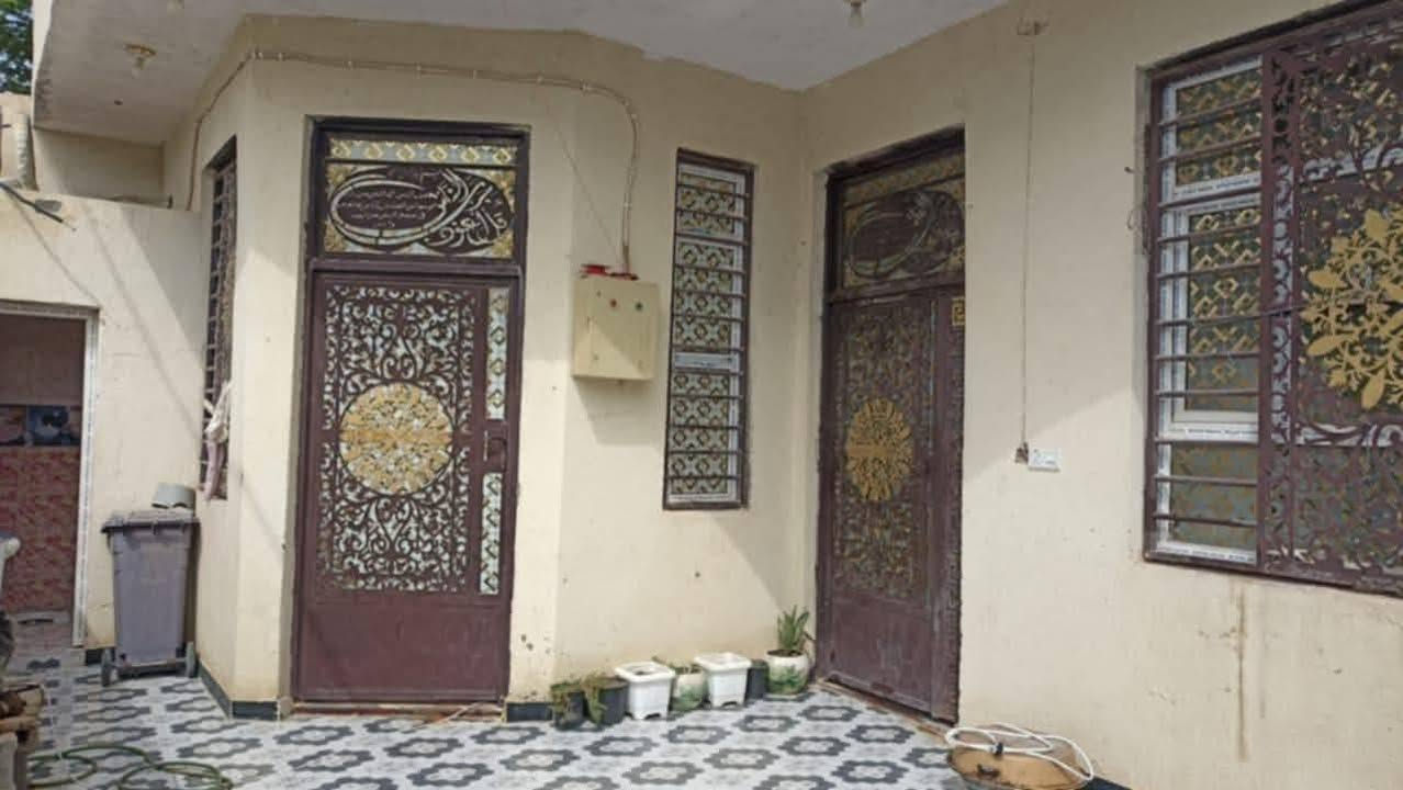 السلام عليكم بيت زراعي  للبيع مشمول ب طابو  مساحه البيت ٢٠٠ متر  يحتوي على غرفتين نوم وصاله ومطبخ حار وبارد واستقبال وصحيات داخليه و خارجيه  البيت احلى من الصور بناء حديث كونكريت الموقع حي الطليعه مقابل معمل نسيج ذي قار  خلف مزرعه ابو هبه
 السعر 115
 للاستفسار  ***********
