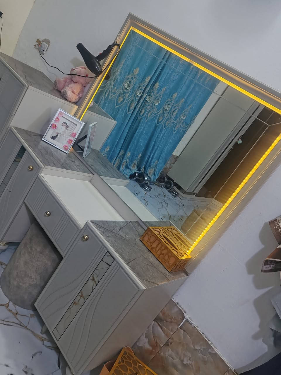 غرفة تركي 5ml جديدة نظافة 100% الكنتور 3قطع ع شكل حرف L  السعر مليون و٧٠٠
***********
المكان واسط الصويرة الشحيميه
