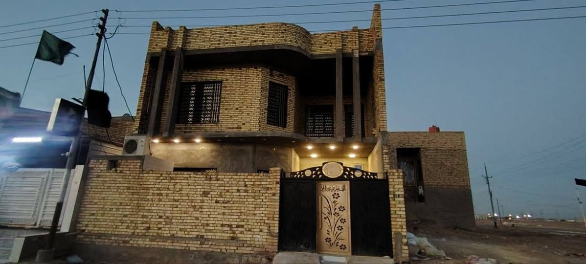 السلام عليكم ورحمة
بيت مساحته ٢٠٠ م معروض للبيع الموقع في حي الجامعة بشارع خمسين الاربع سايدات مواصفات البيت متكون من طابقين الطابق الأول من كراج سيارة صحيات خارجيه وداخليه استقبال 7 x 5 مطبخ كبير حار بارد صاله كبيره غرفتين كبار 5x4 الطابق الثاني بيه غرفه وصحيات كاملات اما البقيه بعده ما كامل يرادله كهرباء ولبخ وارضيه البيت فول قبل أربع أشهر  من كمل بناء حديث اي استفسار عن البيت تعال خاص او اتصل ع الرقم ***********
