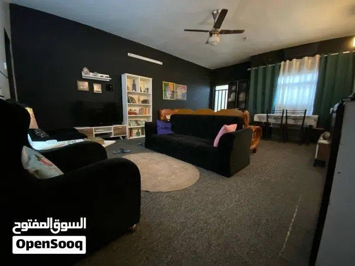 ياالله يوجد بيت طابق اول مساحه 100 متر اللايجار تكون غرفه وصاله ومطبخ وخدمات نضيف لبيت ايجاره 350 موقع الدوره الكفائات المخابرات الاستفسار ***********

