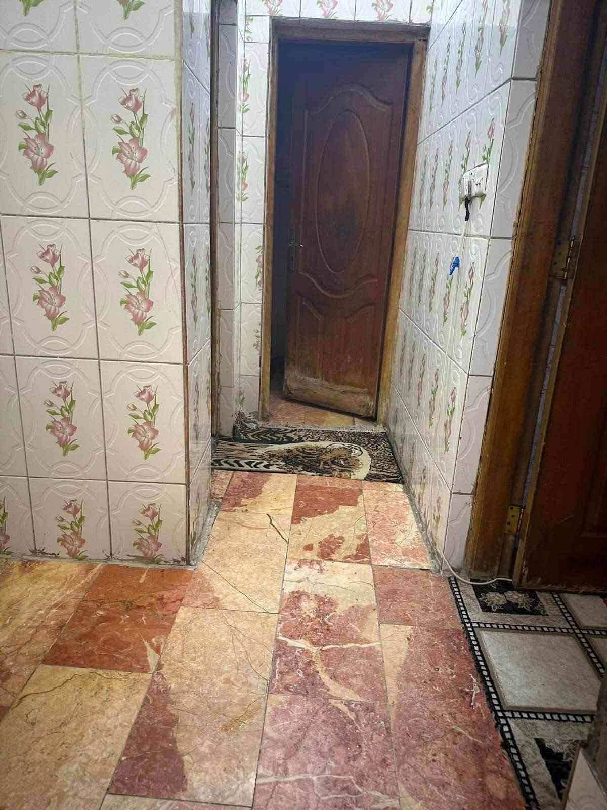 🏠 عمارة للبيع – كرادة داخل | من المالك مباشرة
📍 الموقع: كرادة داخل، شارع مغلق، مفتوح من جهة أبو نواس.

🏢 العمارة 3 طوابق، وكل طابق مستقل، ويحتوي على:
• 3 غرف
• هول استقبال
• مطبخ
• صحيات

📐 المساحة: 153 م²
📏 النزال: 16 م
📏 الواجهة: 9 م
🛣️ عرض الشارع: 6.5 م

💰 السعر: 650 مليون دينار عراقي قابل للتفاوض

📞 للتواصل والاستفسار:
واتساب أو اتصال: ***********

من المالك مباشرة – بدون وسيط.

