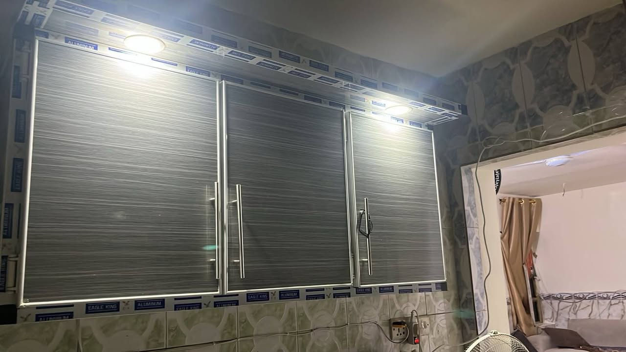السلام عليكم كاونتر جديد مستعمل شي قليل كامل سنك مرمر اضويه شغاله مستعجله عل بيع رايدي ب 250 وبي مجال قليل مكان بغداد الجديده واتساب فقط ***********
