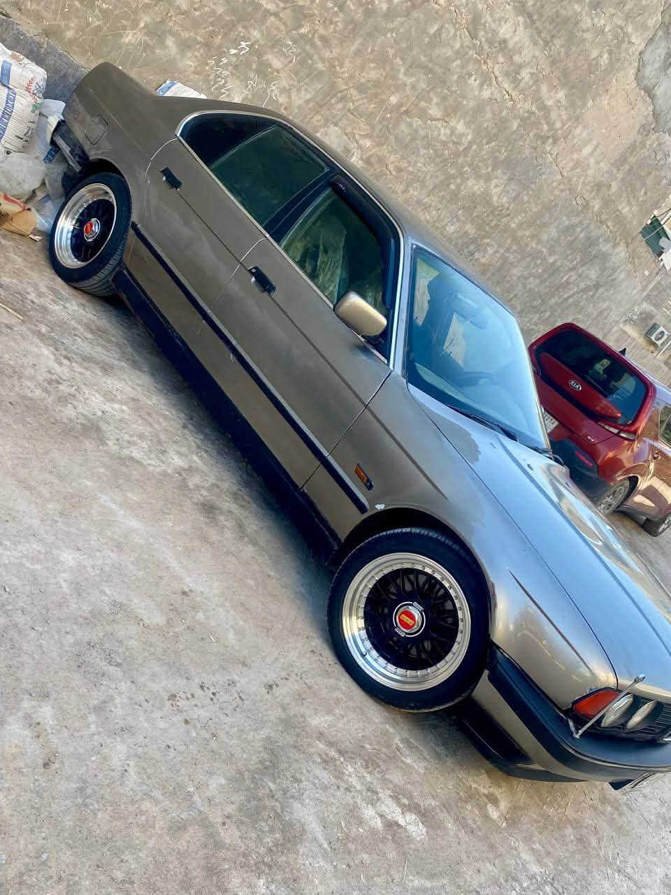 سلام عليكم للبيع BMWمديل 1992 
مكينه وكير خير من الله حجم مكينه 535i CNN be 
رقم بصره نكليزي باسمي تحويل ثاني يوم 
حداده حلوه تحم تاير دواخل حلوه 
لايتات زنون عالي ناصي عيون متغير ألوان 
ويل رياضي 
سعر 40 $ وبيه مجال عنوان سياره بصره 
رقم ***********
