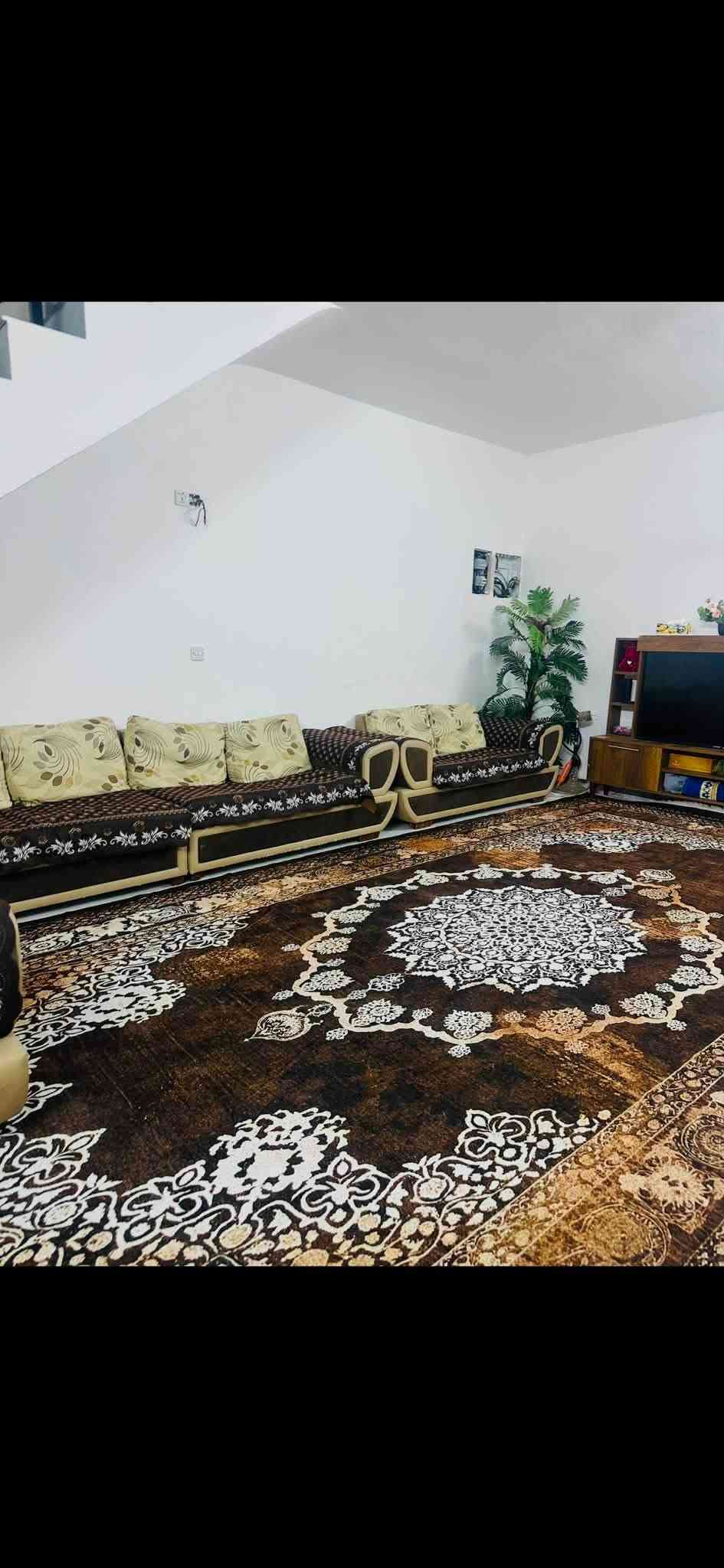 سلام عليكم بيت لبيع200 متر زراعي بشارع جملون مال واثق الغروي مقابيل سوق بي غرفتين كاع بورسلين اسباني حمامات ثنين وصاله كبيره حوليه بيت كامل مانقصه شي بس واجهي سطح شتاكير بناء حديث قبل شهرين بنيته بناء طابوك درجه اولى ***********
