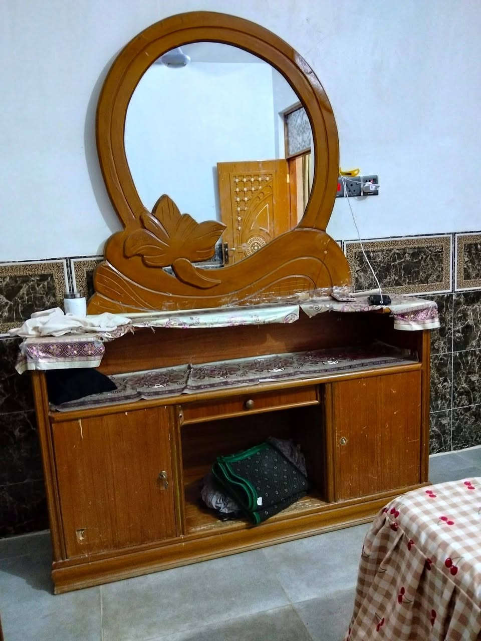 سلام عليكم
عندي غرفة اخشاب تسكام مستعملة 
ونضيفة 
درجة1 مكاني نجف السعر 350 وبيها مجال للطيبين هاذة رقمي تواصل واتساب ***********
