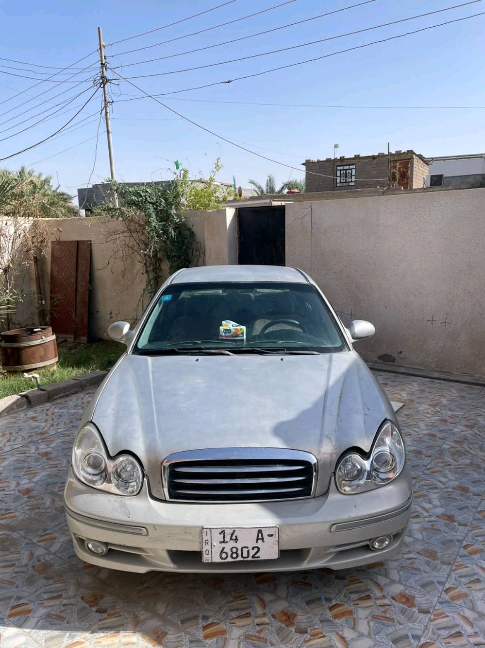 سوناتا 2005، سيارة نضيفة تحتاج كم شي بسيط
، رقم بصرة سنويا بأسم الوالد تحويل ثاني يوم.
وين موقع السيارة بالضبط؟ (أي محافظة/منطقة): 
محافضة البصرة-قضاء شط العرب-نهر حسن
شنو مواصفات السوناتا بالضبط: 4 سلندر لو 6 سلندر؟ وكم ماشية؟: 
4 سلندر- محرك دوش 2000- جديد بس يحتاج أدامة - ماشية 370،000
شنو الشغلات البسيطة اللي تحتاجها تحديداً؟ وهل بيها أي رش، صدمة، أو حادث سابق؟: 
وارد امريكي 
صور حادثها بامريكا جدََا بسيط السيارة مرشوشة جمالية.
السعر شكد نهائي؟ وبيها مجال للمعقول لو السعر ثابت؟: 
بيها مجال