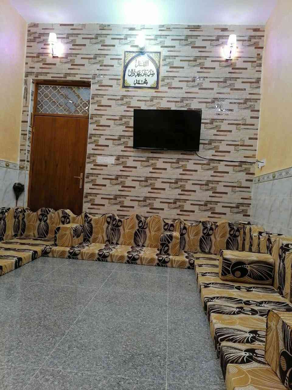 بيت ١٣٠ متر للبيع طابقين كونكريت مربع ١٠ في ١٣ الصدر الأول قرب مدرسة الرحمن 
غرفتين وصاله كبيره واستقبال ومطبخ حار بارد وصحيات داخلية وخارجية ومناور بيت حديث وخدمات كاملة تبليط ومقرنص ومجاري وقريبة من المنتزه للاستفسار *********** او***********
