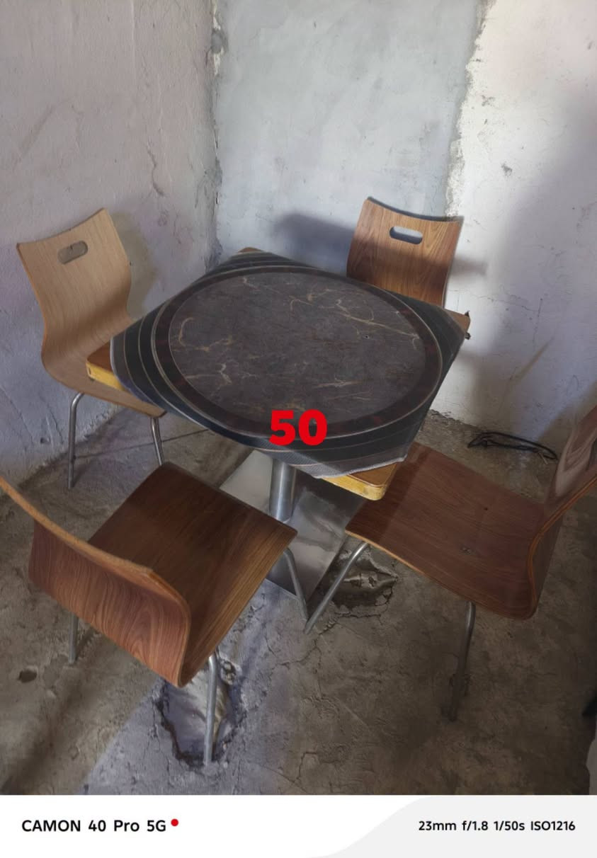 ميز مع ربع كراسي
***********
بابل الهاشمية حي العسكري خلف معمل النشا

نص مكتوب في الصور:
- 50 CAMON 40 Pro 5G 23mm f/1.8 1/50s ISO1216