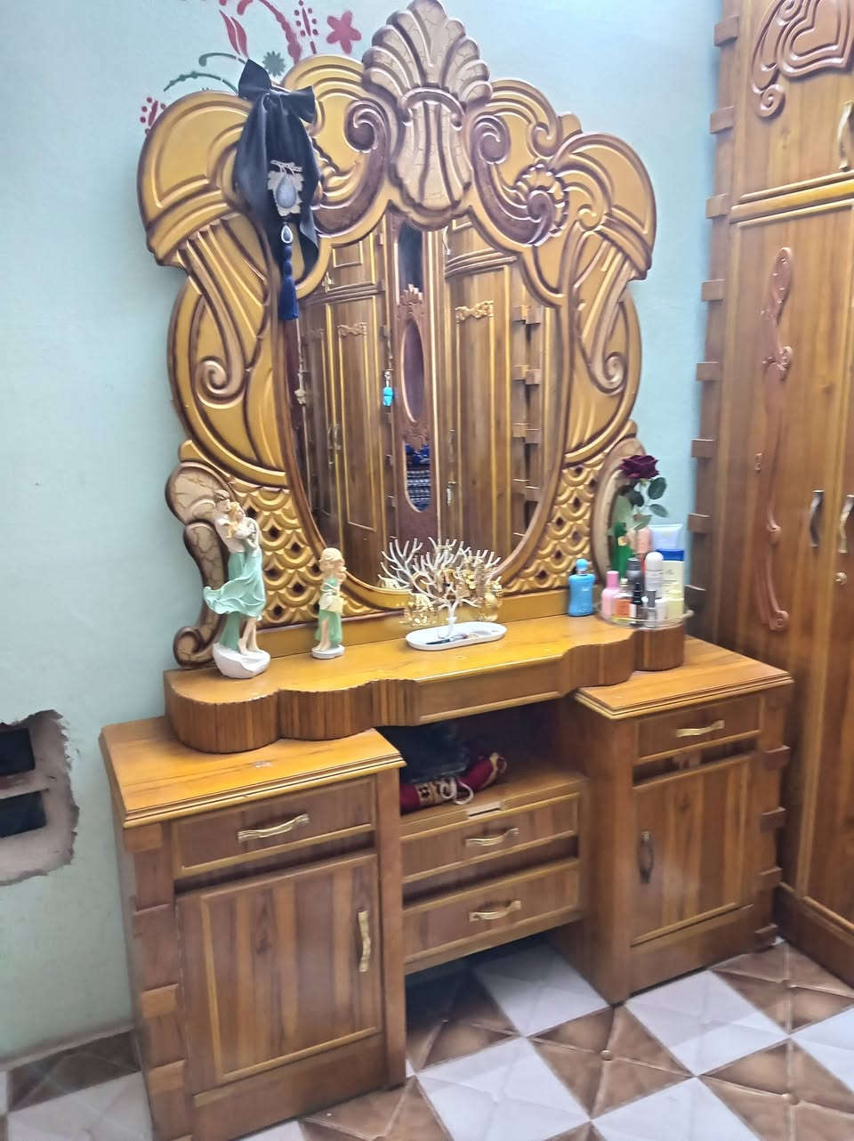 غرفة نوم جديدة بسعر مناسب للإستفسار اتصل ***********
