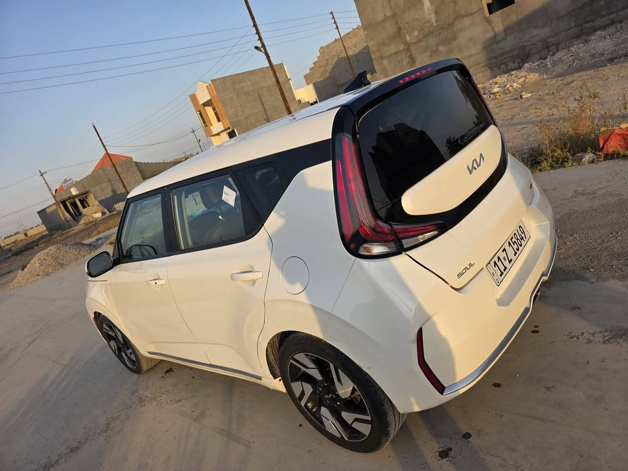 كيا سول GT-Line موديل 2024 للبيع 🚗✨
السيارة بحالة ممتازة جداً، جاهزة للاستخدام وما تحتاج أي مصروف، مواصفات رياضية مميزة وشبابية وعائلية بنفس الوقت. (صور الحادث في أمريكا متوفرة وموجودة بالمنشور لإثبات نظافة الضربة).📌
 المواصفات والتفاصيل:الملكية: السيارة باسمي والتحويل ثاني يوم مباشرة 📄
الموديل: 2024الفئة: GT-Line (أعلى مواصفات رياضية)المحرك: 2000 دوش (DOHC) قوي جداً واقتصادي بمصرف البنزينالمسافة المقطوعة (الماشية): 72 ألف كيلومتر فقطالرقم: بغداد (الرقم الوطني الموحد الجديد 11 Z)الجير: أوتوماتيكاللون: أبيض ملكي مميز✨
 أبرز المواصفات:شاشة عدادات رقمية (ديجيتال) بالكامل متغيرة الأشكالشاشة وسطية كبيرة لمس تدعم Apple CarPlay و Android Autoويل (جنوط) رياضية حجم 18 إنش بلونين (مكحلة) الخاصة بفئة الـ GT-Lineنظام الحفاظ على المسار والرادار الجانبي والتنبيه من التصادمتحكم ستيرن كامل جهتين مع تطريز رياضي باللون الأحمرفتحة سقف (سانروف) شفافةإضاءة LED أمامية وخلفية بتصميم الطوق المميزنظام قيادة متعدد (Drive Modes) اقتصادية ورياضية🩺
 حالة السيارة والحادث (حسب صور أمريكا المرفقة):الحادث: وارد أمريكي، ضربة جانبية خفيفة وتجميلية فقط في بيبان جهة السائق.الأيرباج: إيرباج الكرسي الجانبي فقط طاق أثر الضربة ومصلح بلادي، وباقي الأيرباجات (الستيرن والدشبول والستائر) كلها سليمة 100% وموقعها بلادي (بشرط الفحص).السلامة: المقدمة، الخلفية، الحقيبة، جهة الراكب بالكامل، والشواصي سليمة 100% وبشرط الفحص.الصبغ: صبغ البيبان جهة السائق أثر الحادث (تعديل وصبغ درجة أولى وبدون معجون قوي).المحرك والجير والتبريد بشرط الفحص (ثلج ❄️)صدر السيارة وجاهزيتها 100% (تونيز كامل).
💰 السعر المطلوب: 170 ورقة (وبيها مجال حك الجيّة للشراي البدّاي)
📍 المكان والمعاينة: ديالى - بعقوبة📞 للتواصل والاستفسار (اتصال أو واتساب): ***********
