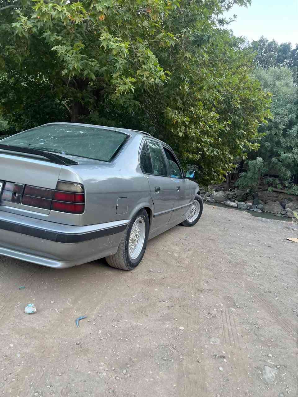 سەلام و علیکم 
بۆ فرۆشتن و گۆڕینەوە
بیئێم BMW 525i 
گێڕ عادیە
تاقم وەیار عادیە 
مەکینە عادیە
مۆدیل ١٩٩٣ 
کامل و مکمل پێش پانە
ئاوێنە گوێبەرخە
لایت ئەڵقەیە
دەعامیەکانی M
کوشن جڵدە
شەش کەلە
گێچ ئەمریکیە
دەشبول ئێرباگ
سوکان ئێرباگ و ڤۆلیۆم
ناو ڕەشە
سڵایدە
دوو جام کارەبایە
ڕەقەم کەرکوکە
٤ویل و تایەی لۆکە
پانکەی کارەباییە
ناو داخلی زۆر جوانە 
تەنجیل و ئێمپیفایەر مەزبوتە
ناو گێچی کامل کامل ئیش دەکات گێجی بەنزین زۆر زۆر مەزبوت لیتر بە لیتر دەخوێنێتەوە مەکینەی بە شەرت گێڕی سەیارەی دەفتەریە کلاج و عەینە و فلاونی تازەیە تاقم پلاکی ئەوروپیە تاقم نۆزڵی ئەوروپیە ئیرفلۆی ئەوروپیە سەیارەکەم کامل مەسرەفم کردوە و هەموو شتیم مەزبوت کردۆتەوە قەترە خایسی نیە ساحێب سەنەوی دیار نیە نامە مەنێرە بڵێی بە ناوم دەکات یان نا ؟ بەس پارەی غڕامە و حاسیبەی دراوە و پاکانەی بۆ کراوە ئەوەلیاتی بەشەرت موس بە شەرت بڕاوە بە شەرت وەرگەڕاو بە شەرت بۆ قوەتیش باسناکرێت تازە بۆیاخ کراوە تەڵیشەی هەردوو دەعامی و تەنیشتەکانی لۆکە سەیارەکە جایز کراوە بۆ مەسەلەی بەنزین خواردنیش بەنزین ناخوات بەڕۆژوە زۆر کەم مەسرەفە ڕۆن و فلتەری تازە گۆڕاوە کارەبایی زۆر زۆر مەزبوت هەموو گیانی ئیش دەکات گڵۆپی ناو داخلی شانەکانی دواوەشی ئیش دەکات 
گۆڕینەوەش دەکەم بە هەقی خۆی و لە سەر دڵگرتن ) 
ڕەقەم تەلەفون*********** شومان, أربيل
