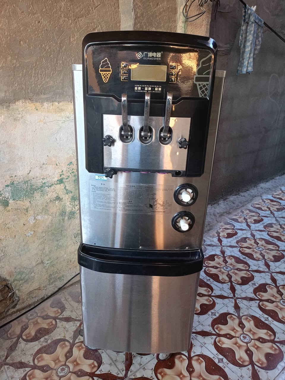 للبيع مكينة ايسكريم سوفت  سنگل نضيفة جدا وعل فحص 
مكانه ديالى سيف سعد 
سعره 12 ورقة 
رقم صاحب المكينة 
***********
