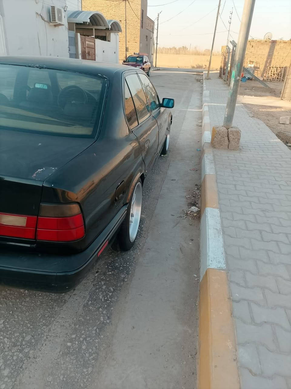السلام عليكم سياره بي ام 525 سنويه27 السياره كير ومكينه مكفولات لحداديه 60/100 كهربائية نضيفه تبريد شغال السياره بيه ضربيه شبر خشم الجاملغ المامي السياره مسكر  العنوان الديوانيه السعر45ورقه للستفسار ***********
