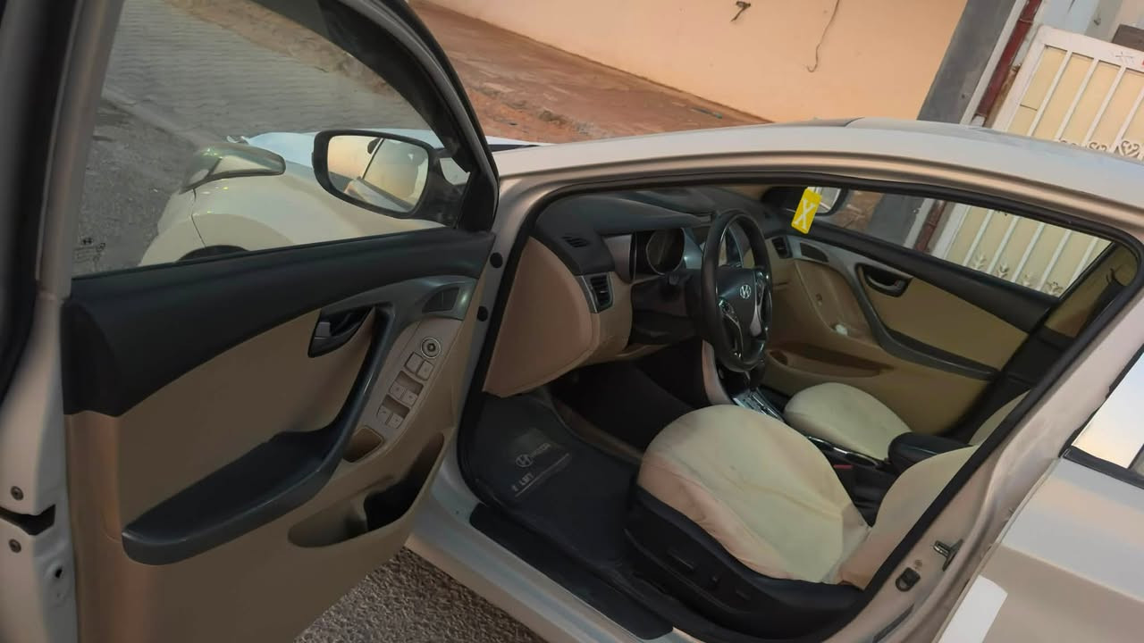 النترا 2012 فول بيها صبغات ابيع حزام بدون ضربة داخل لون حليبي مكانها نجف رقم اربيل انگليزي هزه جديده 
السعر 85 وبيها مجال
***********رقم الهاتف بي وانساب
