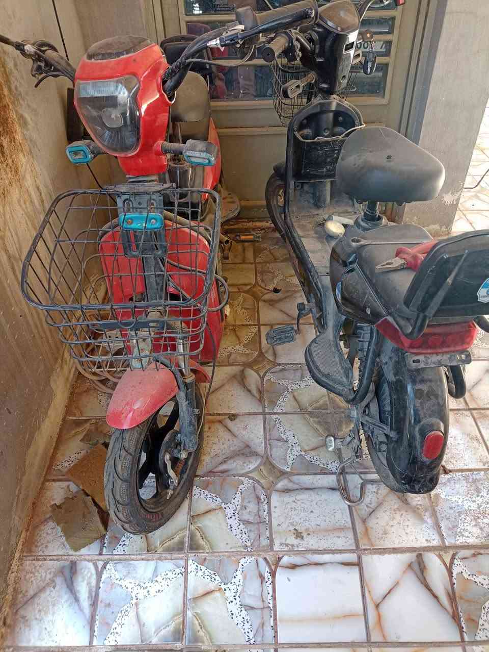 دراجات شحن للبيع حجم 14 تايرات جديدة مبدله وبيه عطل بالمحولة الي تمشي الدراجه تشحن كامل بس متمشي وحده بيه نقص بطاريات 2 هنه موجودات بس هابطات ميشحنن سعرهن 450 قغل ابيعهن عله وضعهن اثنينهن مكاني 
ديالى الخالص ***********
