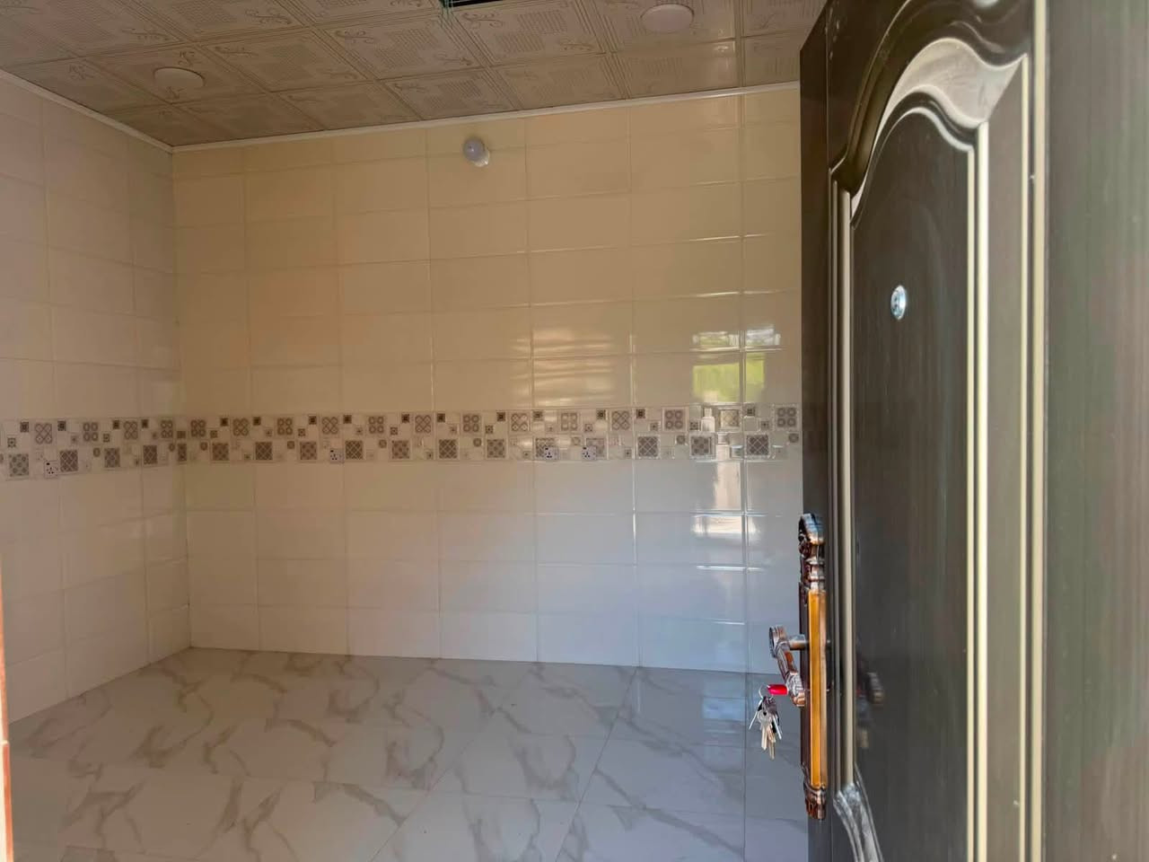 🏘🏘بيت للبيع ديالى خانقين / داره كوناره زراعي فرع نانه وخانى دايك / طابق واحد 

2 غرفة نوم واستقبال وصالة داخلية ومطبخ مجمع صحيات وكراج سيارة وحديقة صغيره 

فول سراميك وسقف ثانوي ودكت مبرده مركزي 

السعر / 75 مليون بي مجال 

للأستفسار اكثر اتصال بالارقام فقط 

***********
***********
مكتب فريا موفق للعقار
