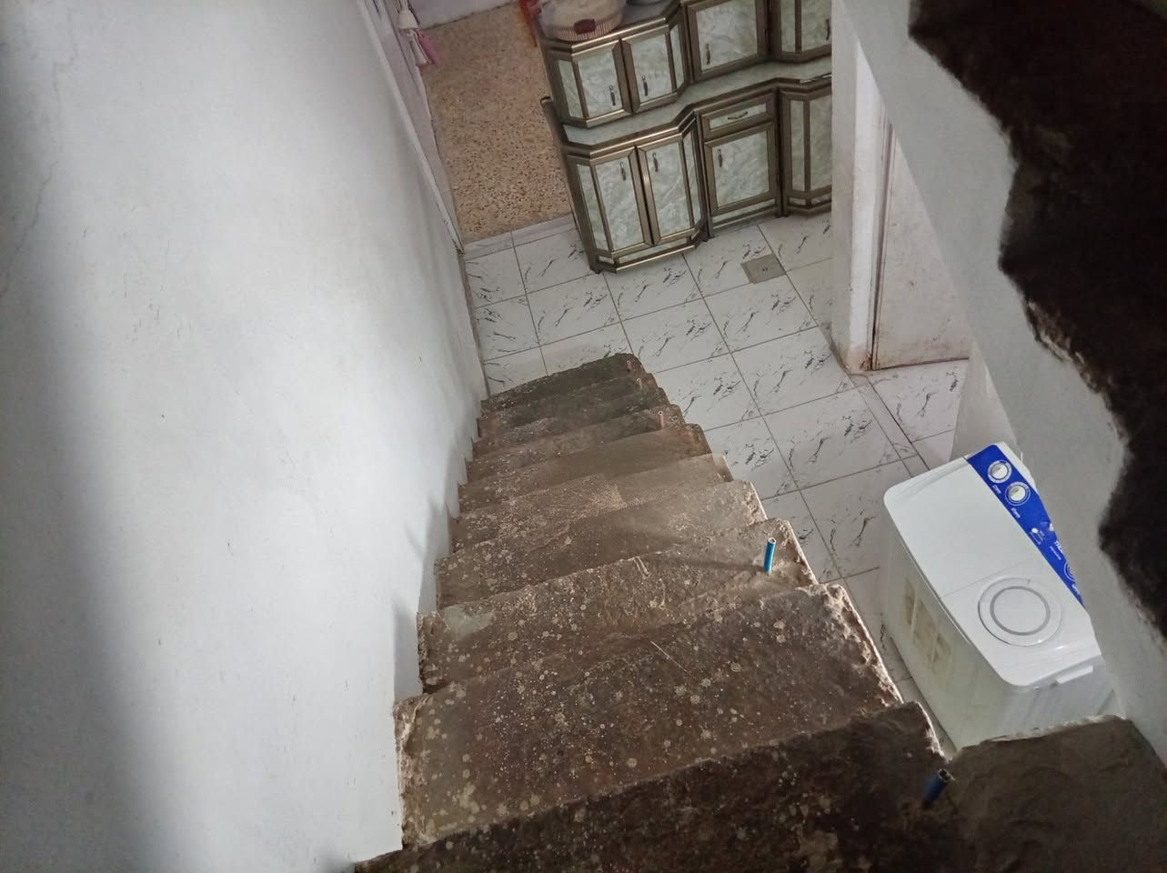 وباقي الصور خاص

السلام عليكم 
بيت للبيع 
 مسجل ب بلدية
بيع مستعجل  ب سعر ٣٠ وبي مجال 
مساحة 300\م
150\مبنية
150\قطعه
سقف صب 
ارضيه سراميك
يحتوي ع استقبال 
و مطبخ صغير 
وهول 
غرفة نوم
وصحيات
للاستفسار :***********
