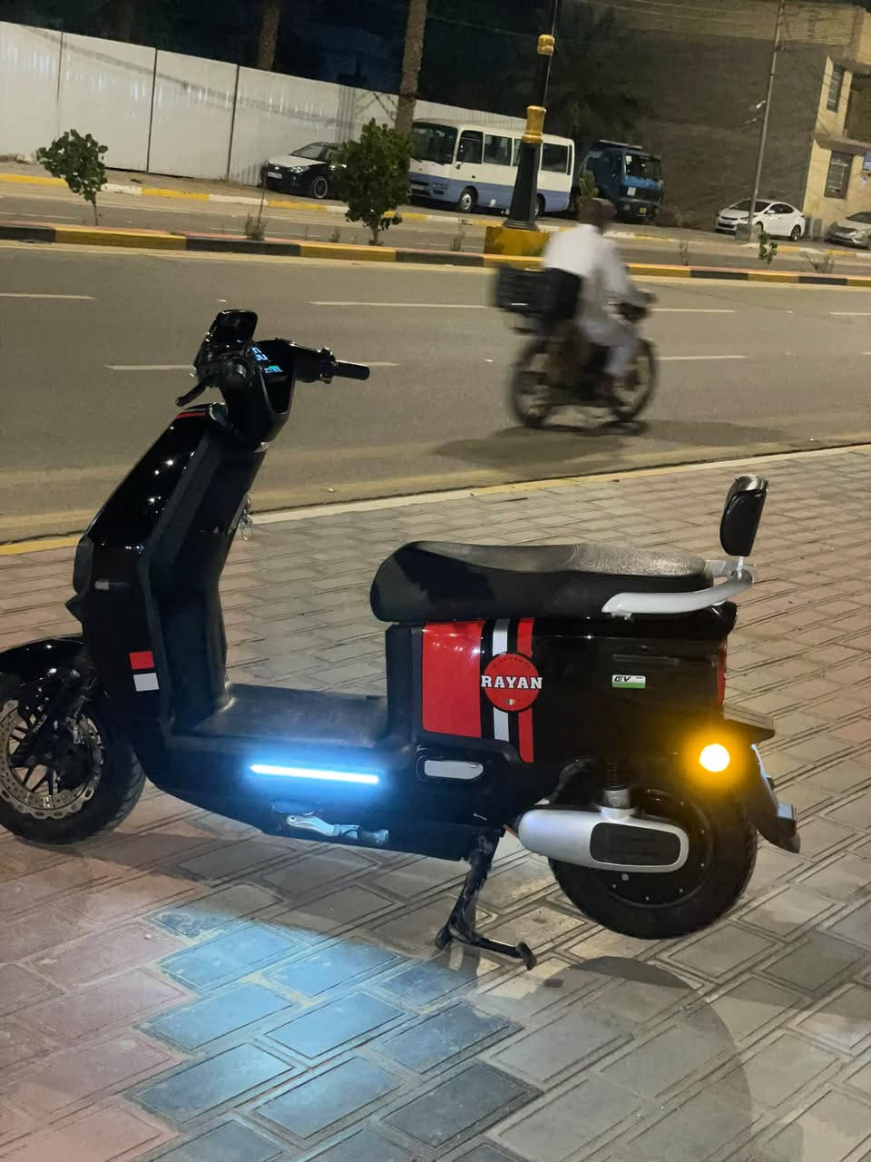 السلام عليكم دراجه شحن للبيع مكفوله من الكهرابايات بطاريات جدة  بيه ضرر بس هاذه الفطر السعر 800 و بيه مجال شي بسيط مكاني كربلاء غير متواجد عله الفيس الطيال على الرقم ***********
