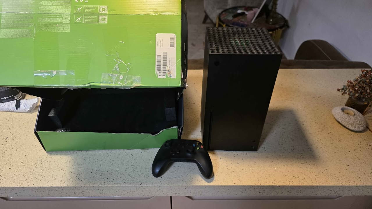 جهاز xbox series x  انتاج شهر الخامس ٢٠٢١ مع ملحقاته جوستك واحد فقط بحالة جيدة مفتوح من قبلي للتنظيف والادامة فقط ما مصلح ولا مفتوح البورد ومكفول من جميع النواحي والي يريد يأخذه ويتأكد من الجهاز يفحصه بأي مكان الي يعجبه مع حساب يحتوي على العاب بتل فيلد ٦ وكول او ديوتي والعاب اخرى الاتصال على الهاتف *********** او المراسلة عن طريق الواتس او الماسنجر وبي مجال للي جاد بالشراء والطيبين بغداد, العراق
