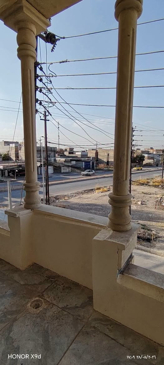 🏙️دار للبيع مساحه 100 متر طابق ونص🏙️
موصل حي الانتصار شارع 30 قرب اسواق حسام 🏙️
👈يبعد عن السايدين 10 متر 👉👉
يتكون الدار من 3 غرف نوم 💤 وهول وستقبال ومطبخ وصحيات للطابقين 👉👉
📜سند طابو الزهور شرط التحويل 📜
📜الدار زيرو استلام فوري 
🏙️السعر 85 وبي مجال 
🏢 للتوصل والاستفسار
***********
***********
