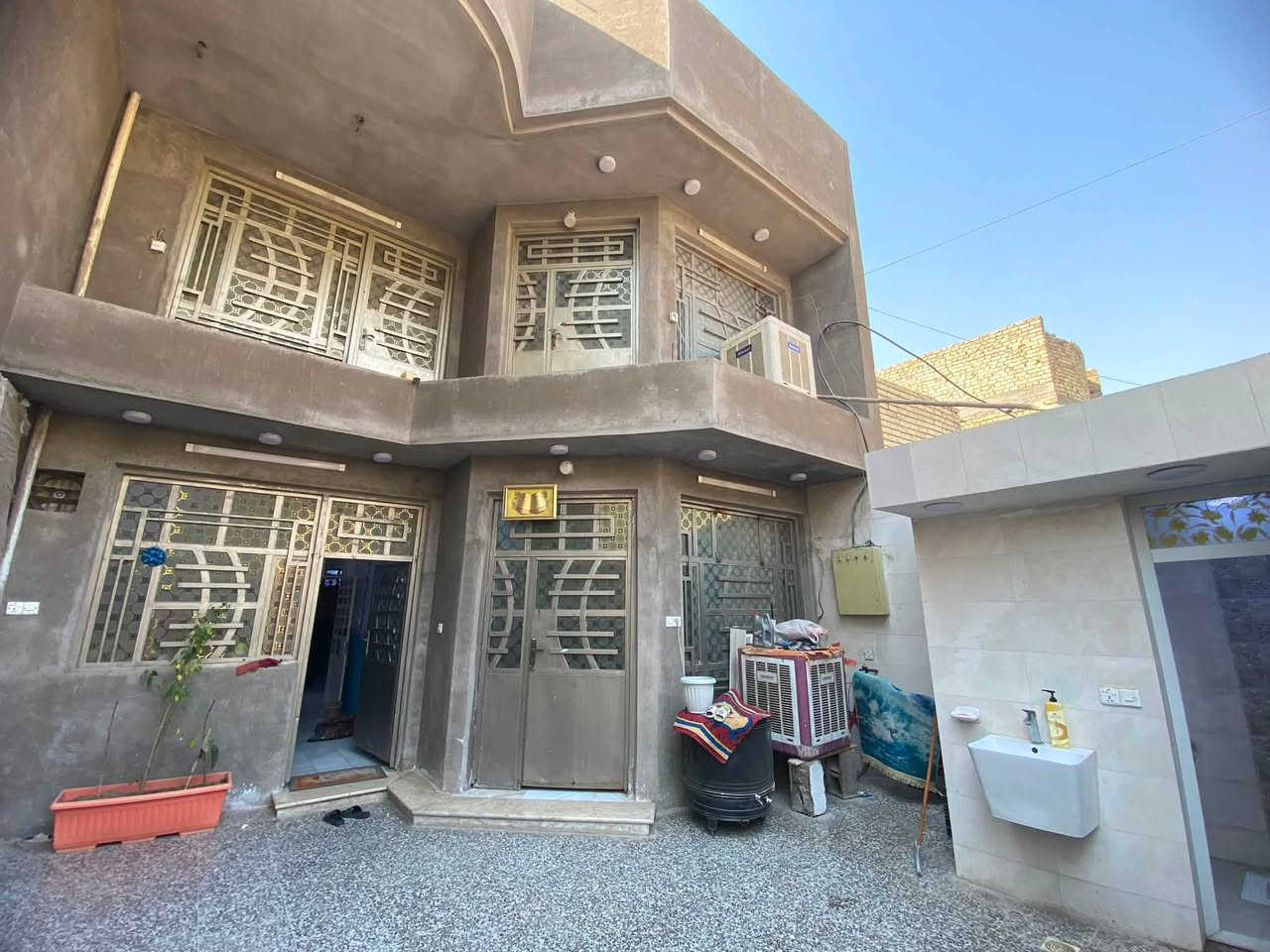 دار للبيع مساحة 150 واجهه 7.5 ونزال 20  يحتوي على استقبال ومطبخ وصالة كبيرة وغرفة نوم وصحيات ومناور ثنين الطابق الاول مرمر وسيراميك الطابق الثاني يحتوي على غرف عدد 3 وصاله وصحيات  الطابق الثالث يحتوي ع مخزن يصلح غرفه  بيت جديد بدون اي رطوبة كاشي جديد مالت الكراج طابق الثاني جديد الكاشي مالته جنس العقار طابو صرف في منطقة كفاءات العبيدي فرع مدارس بغداد الجديدة مقابل ابو مقتدى المختار  السعر 220 للاستفسار ***********
