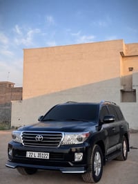 لاندكروزر • ٢٠١٣ • ماشيه ٣٠٠ الف