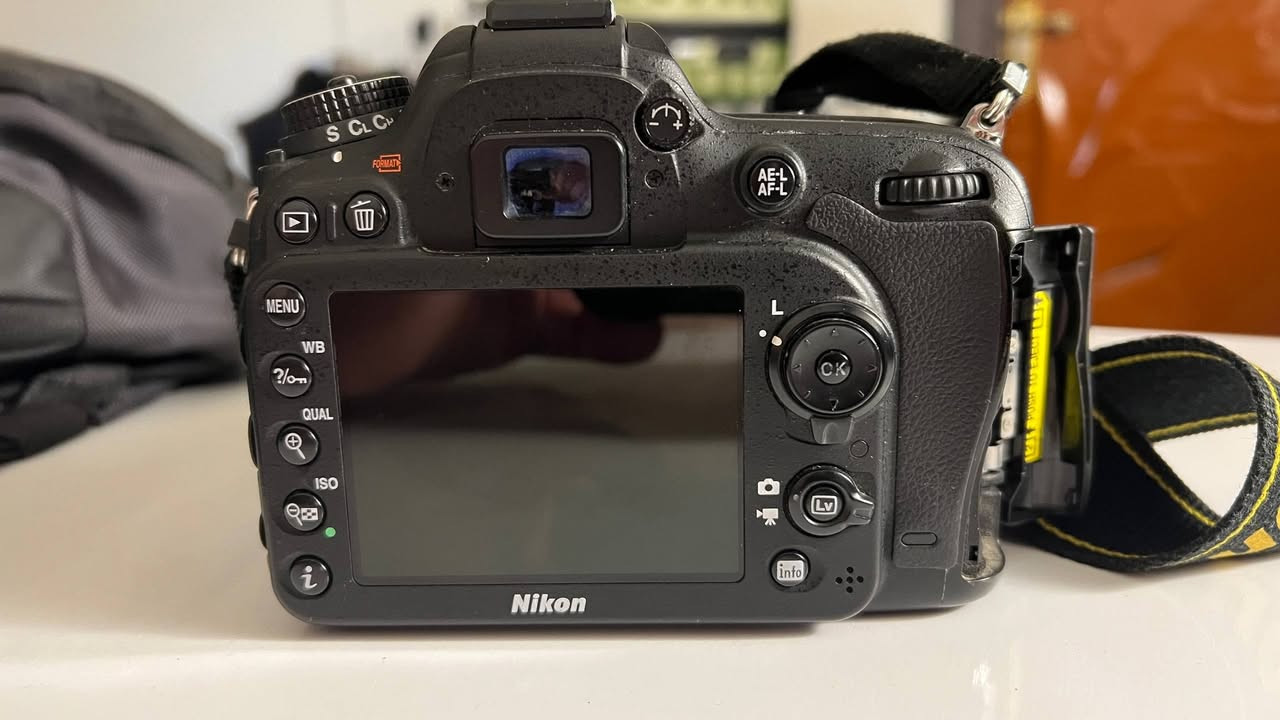 نيكون D7100 • مع عدسة • نظيفة