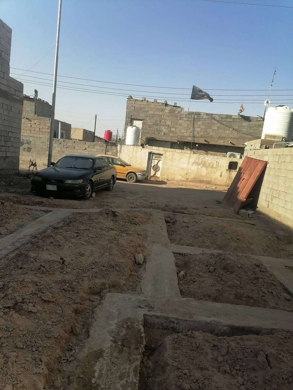 السلام  عليكم
قطعة أرض للبيع وقف سني اصولي المساحة ٢٠٠ متر بيها بتلو يتكون من ٣ غرف واستقبال مطبخ وصحيات كراج وحديقة
علئ شارع ١٠ متر منطقة كلش حلوة هادئة وقريبة ع الطريق الفوك 
مكان القطعة حمدان /منطقة كوت ثويني قرب جامع السيدة خديجة
السعر ٢٧ مليون بيها مجال
للإستفسار  ***********
