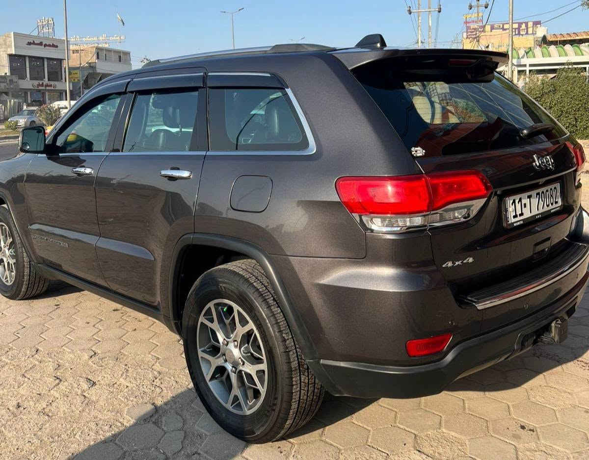 للبيع: جيب شيروكي Limited موديل 2018 (وارد أمريكي)
فرصة مميزة لامتلاك سيارة فخمة وقوية بحالة جيدة.
المواصفات الأساسية:
 النوع: جيب شيروكي (Jeep Cherokee)
 الفئة: Limited (فل كامل)
 الموديل: 2018
 المنشأ: وارد أمريكي
 الرقم: بغداد (انكليزي) - جاهزة للتحويل
حالة السيارة:
 الضرر: حادث بسيط في الجاملغ الأيمن + شبر في البنيد (بدون أي تأثير على الشاصي ).
 المحرك والناقل: بحالة ممتازة جداً.
المميزات (فئة اللمتد):
 شاشة كبيرة مع نظام كاربلاي .
 جلد مع تدفئة وتبريد للمقاعد.
 فتحة سقف بانوراما.
 نظام تشغيل عن بعد.
 حساسات وكاميرا خلفية.
 تحكم كامل في المقود ونظام تثبيت سرعة.
 ماشيه : 150 الف .
السيارة بيها ملاحظات بسيطة 
ا
للاستفسار والتواصل: [***********]
