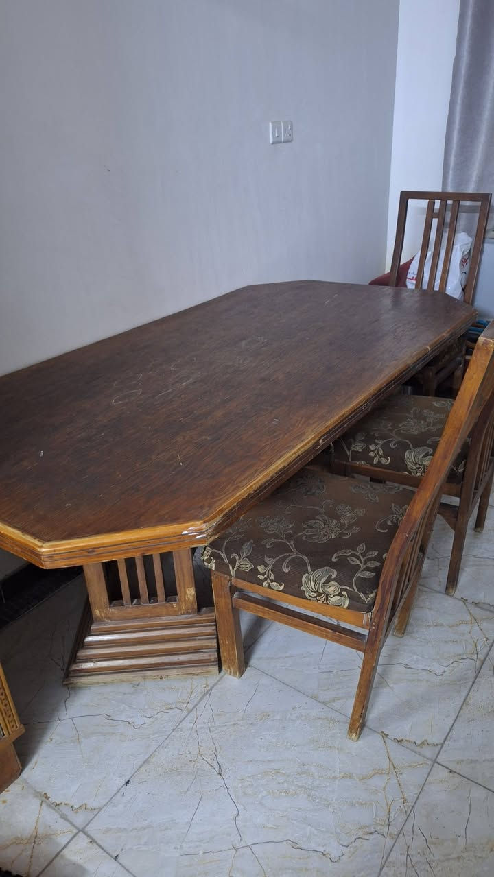 ميز طعام للبيع صاج اصلي السعر ١٠٠ الف
الميز فقط للبيع بدون كراسي 
بغداد العامرية
***********
