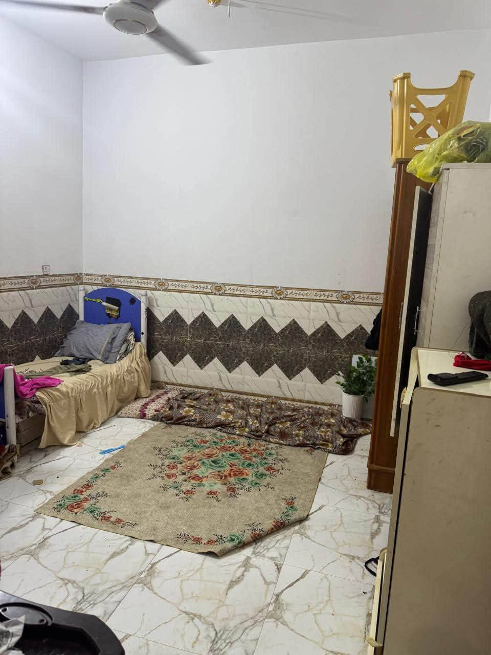 بيت حي الامين خلف اسواق المائدة قرب المدينة المائية وجامعة اهل البيت
دار 100مً
واجهة 12،5 نزال 8 
غرفتين نوم و 2 صحيات و مطبخ وصالة واستقبال ( طابق ونص ) . 
بناء حديث لمعرفة السعر وباقي التفاصيل خاص او وات ساب على الرقم ***********
