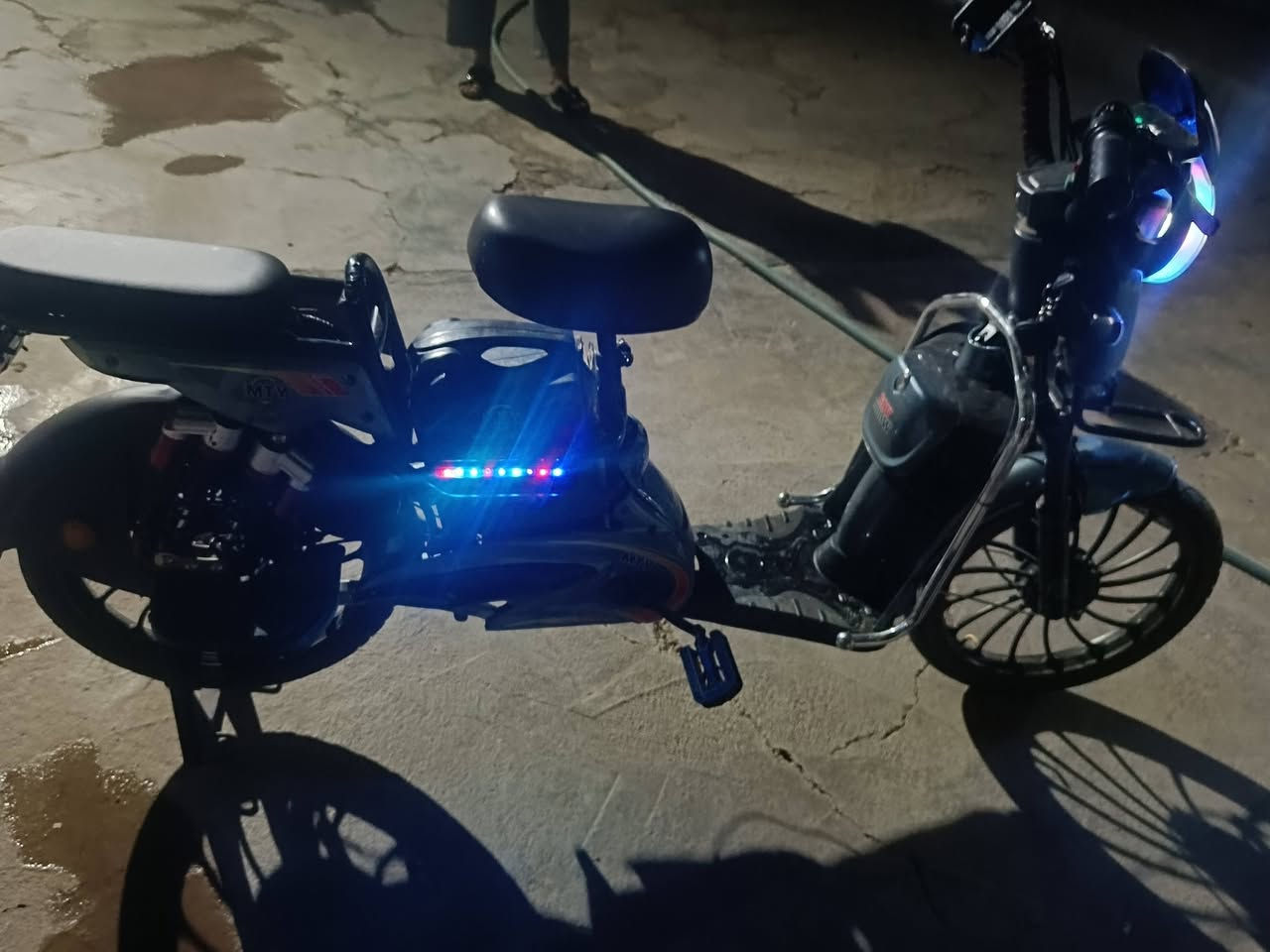 السلام عليكم بايسكل شحن موديل 26 البيع مستخدم 3اشهر فقط مسجل موسيقى هم بي بل شاشه بايسكل جديد بطاريه مالته 60فولت يعني بي خمس بطاريات .سعره 450وبي مجال .اتصل وتدلل  ***********
