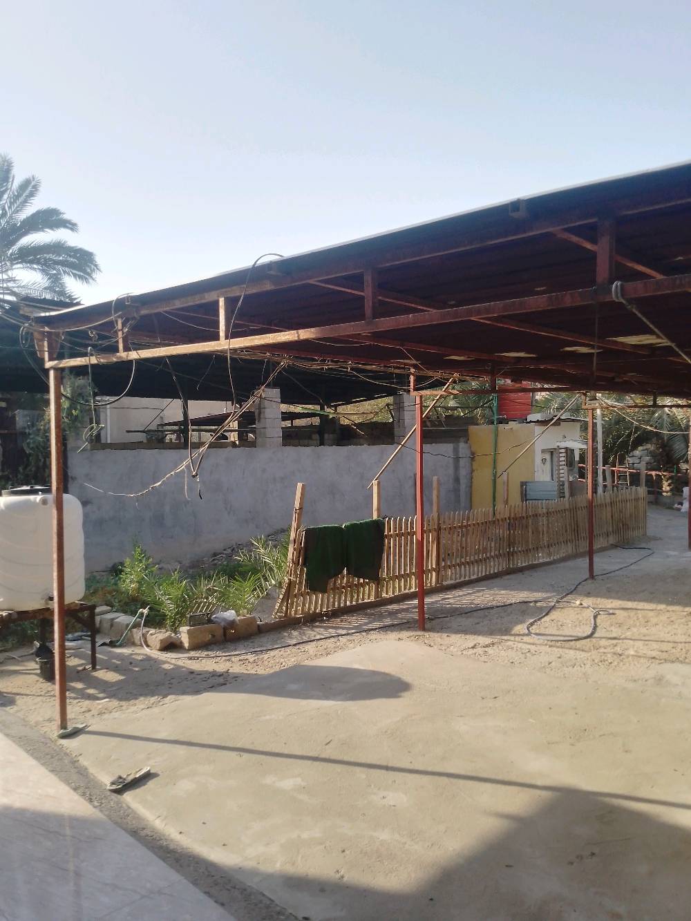 🌴 إعلان بيع: بستان طابو ملك صرف يضم بيتاً في البصرة 🏡
​📍 العنوان: البصرة / أبو الخصيب - حمدان (كل الخدمات قريبة).
📜 نوع العقار: طابو ملك صرف (بدون ورثة).
​📐 تفاصيل المساحة:
​المساحة الكلية: 1169 م²
​مساحة البناء: 200 م²
​🌳 وصف العقار:
العقار عبارة عن بستان واسع أشبه بحديقة كبيرة، يضم بداخله بيتاً يقع على النهر مباشرة.
​🌴 تفاصيل البستان:
​يحتوي على مجموعة من أشجار النخيل.
​أشجار أخرى: حنة، سدرة.
​🏠 مواصفات البيت:
​البناء: طابوق أصفر.
​التقسيم: مطبخ، استقبال، صالة، غرفتين، صحيات، وموزع.
​💰 السعر:
يُحدد عند الاتصال.
​📞 للاستفسار:
المراسلة على الواتساب فقط: ***********
