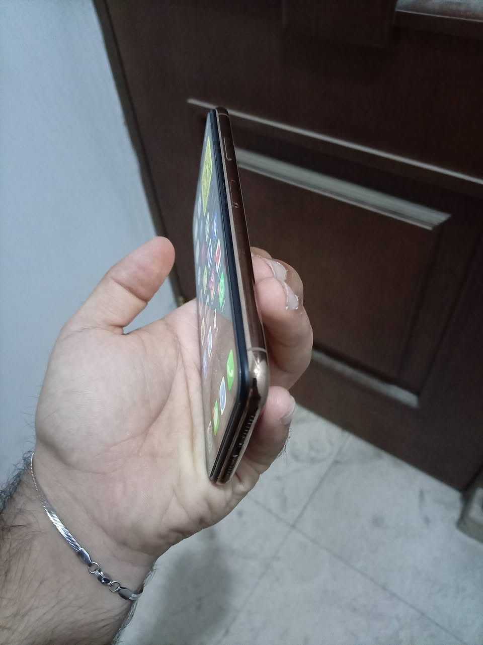 ايفون اكس إس ماكس
ذاكرة 512
مبدل فقط بطارية اصلية
بطارية 100
والضهر مفطور
لون ذهبي
يرهم مراوس 11 عادي فقط
الباقي كله شغال ومكفول
واكف سيمكرت
السعر 200وبي مجال 
***********
بكاني بغداد

نص مكتوب في الصور:
- 10:52 LTE
- حول
- القطع والخدمة
- تجمع Apple سجل تاريخ القطع والخدمة، ويعرض السجل معلومات عن هذا الـ iPhone وحالته وتفاصيل إصلاحه. معرفة المزيد...
- سجل تاريخ الخدمة
- البطارية
- غير معروف