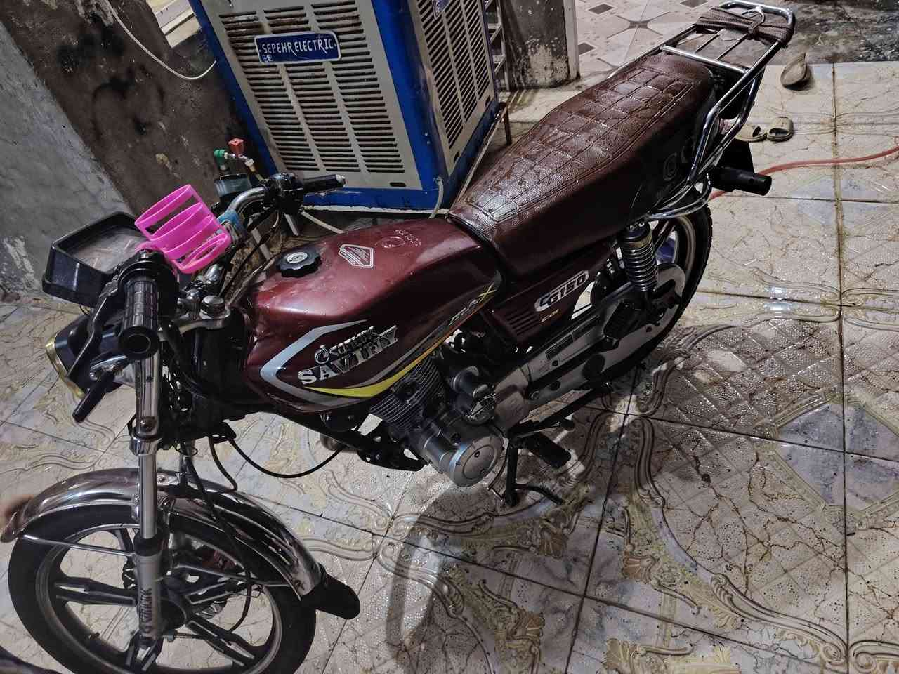 السلام عليكم ماطور مثل ما موضح بل صوره سيفان سولنك موديل23 محرك150 محرك صافي ربع مثب علي سلف هندر كهرباهيات كله شغال وشرط ملاحضه نقصه باتري هاذه رقمي او خاص *********** سعروو 500وبي مجال
