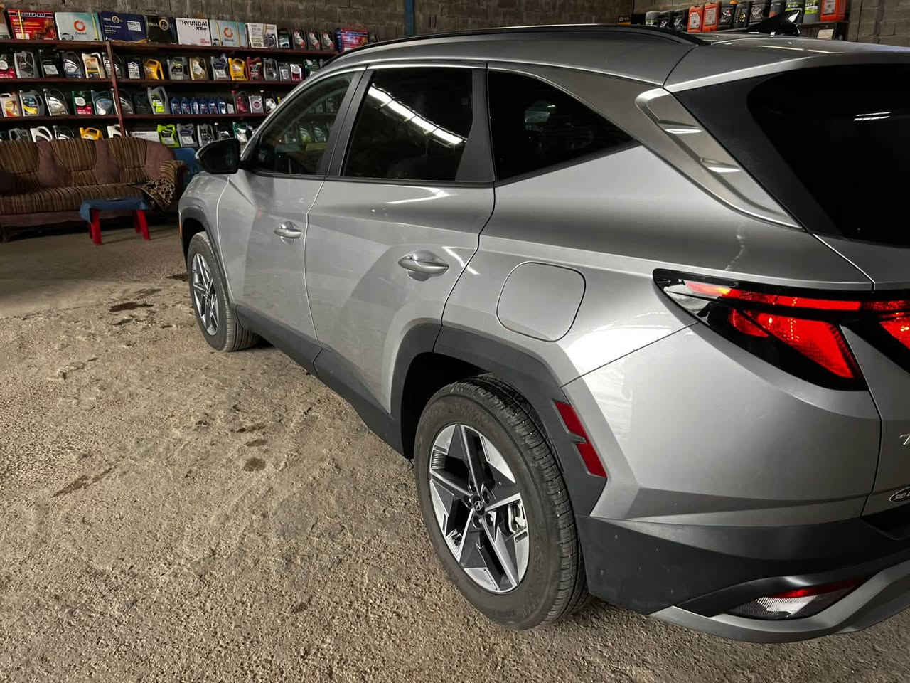 توسان فئة SEL  موديل  Hyundai Tucson 2025 
وارد أمريكي صور الحادث مرفقة بلمنشور 
بدون ايرباك 
ماشيه 7  آلاف فقط حقيقي 
تترقم جميع المحافظات 
المواصفات
المحرك

* 2.5 لتر 4 سلندر
* 187 حصان
* قير أوتوماتيك   

التجهيزات الخارجية

* الويل  18 إنج
* ليتات LED كاملة
* مرايا كهربائية مدفأة
* فتح باب بالبصمة
* باب خلفي كهربائي Smart Liftgate

الداخلية

* شاشة 12.3 إنج
* شاحن لاسلكي
* تشغيل بصمة
* مقعد السائق كهربائي 
* مقاعد أمامية مدفأة
* تكييف أوتوماتيك مزدوج
* USB-C خلفي للأهل أو الأطفال  

أنظمة الأمان

* رادار أمامي
* مثبت سرعة ذكي
* تنبيه النقطة العمياء
* المحافظة على المسار
* فرملة طوارئ
* كاميرا خلفية
* تحذير حركة خلفية  
* ***********
